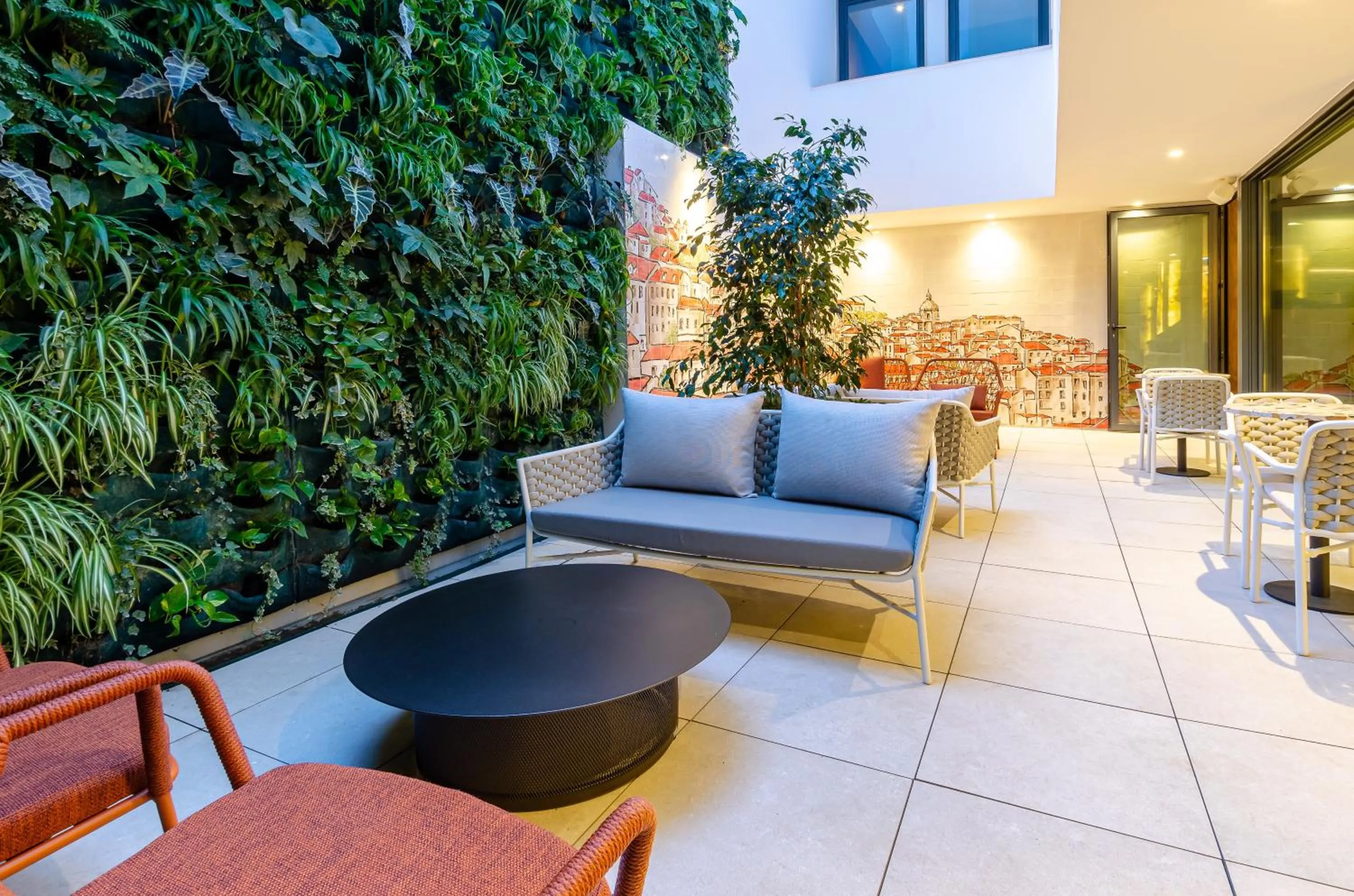 Lounge or bar in TURIM Lisboa Hotel