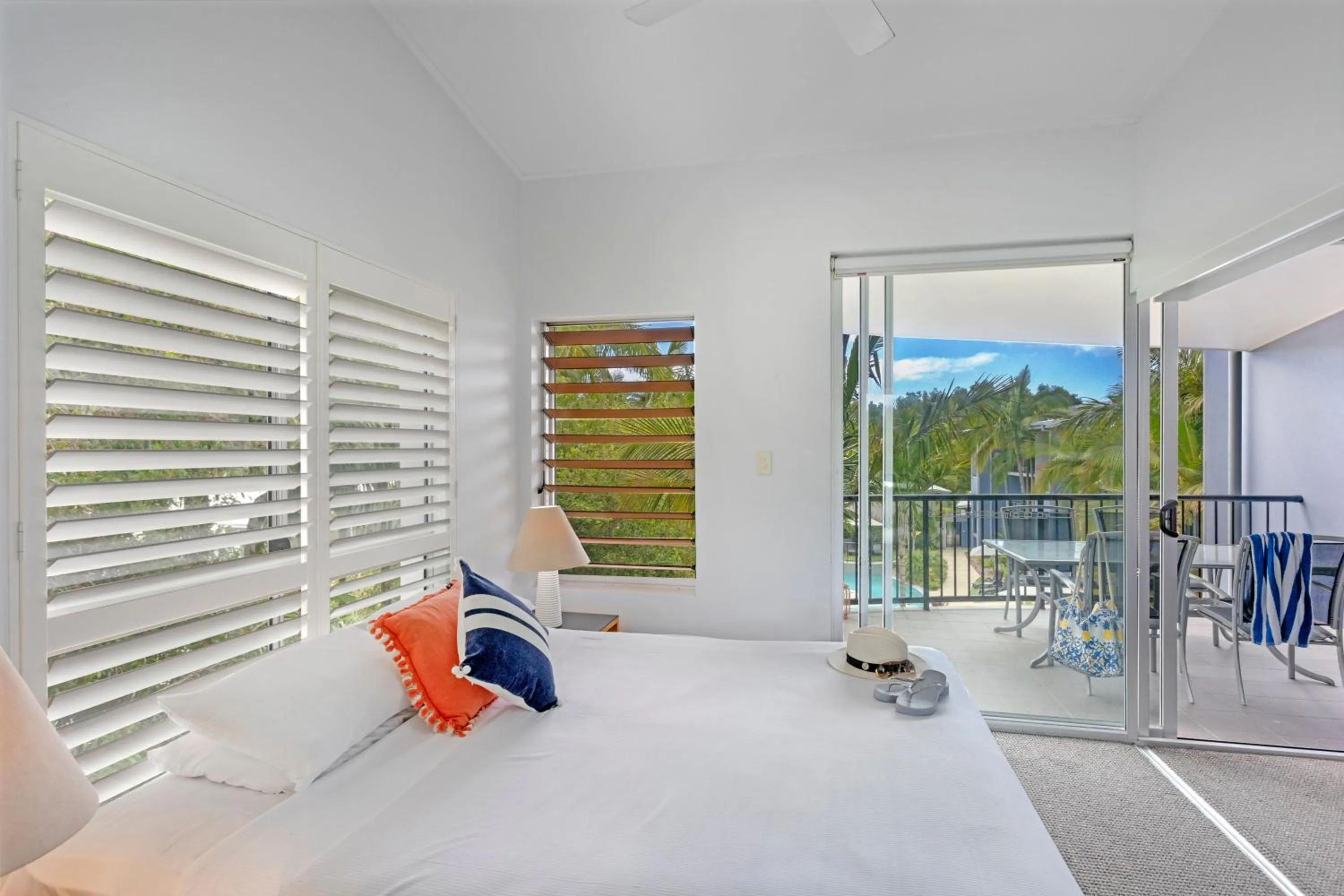 Balcony/Terrace, Bed in Verano Resort Noosa