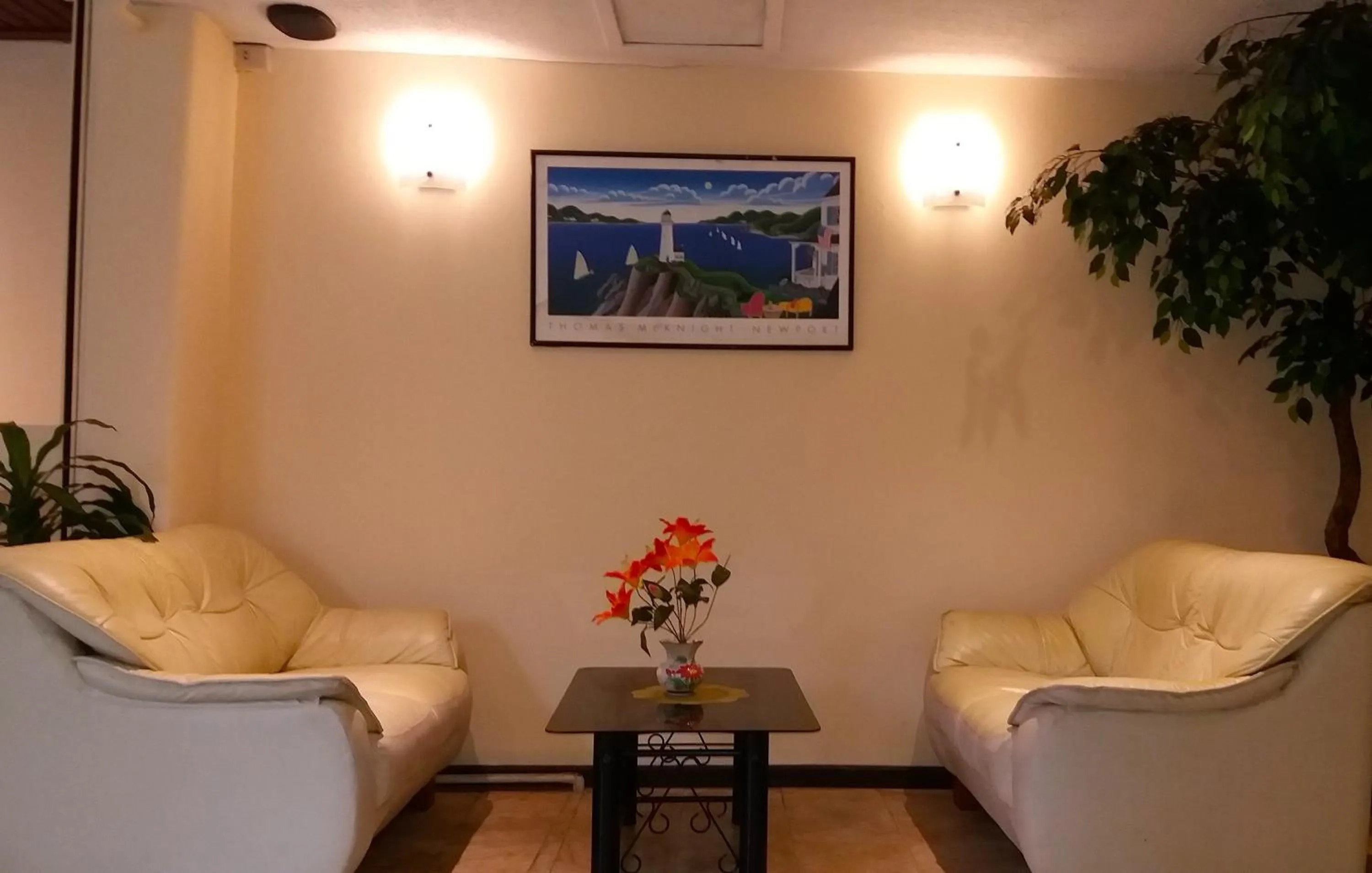 Communal lounge/ TV room in Paradise Inn