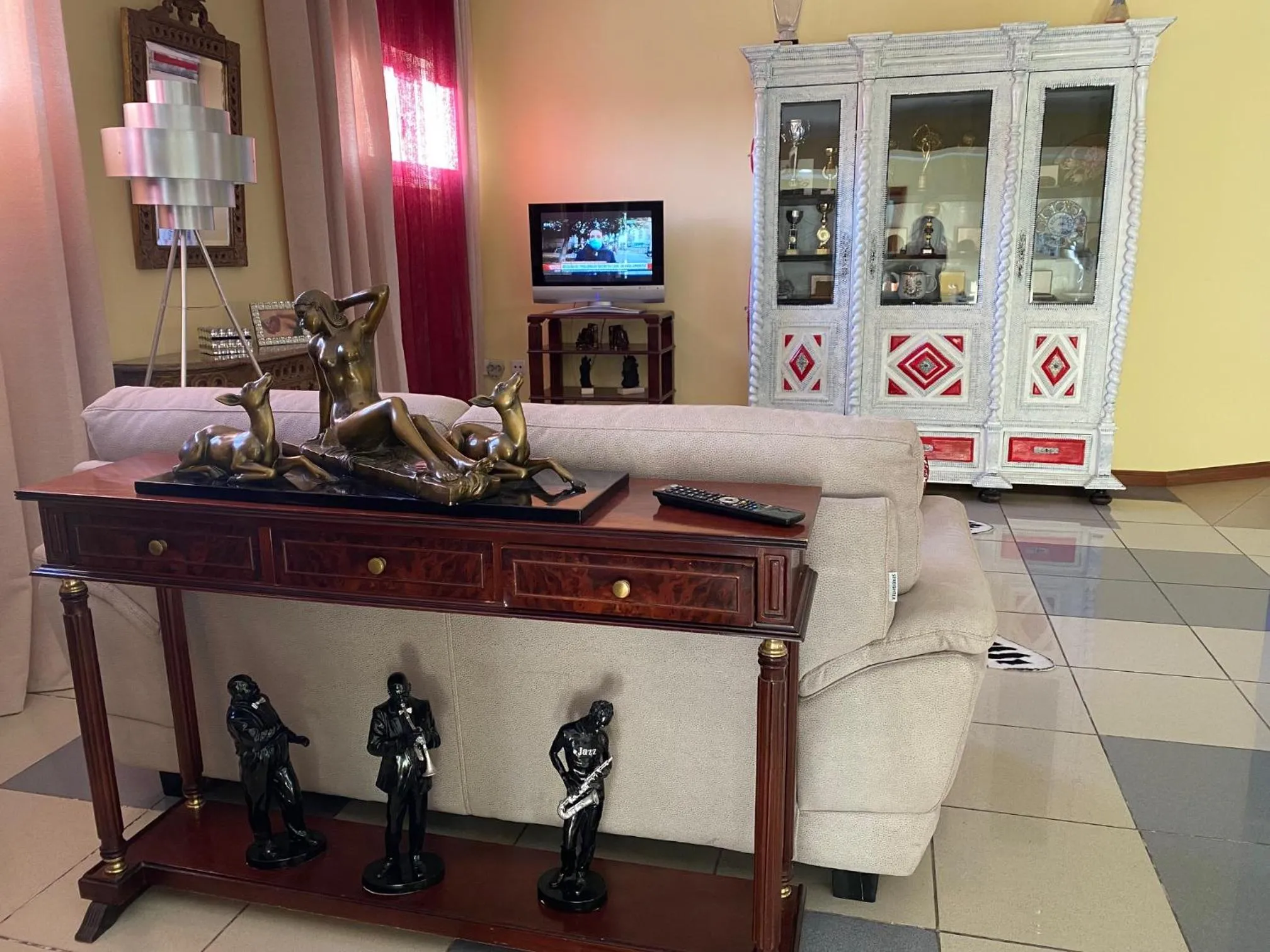 Communal lounge/ TV room in Hotel Rubi