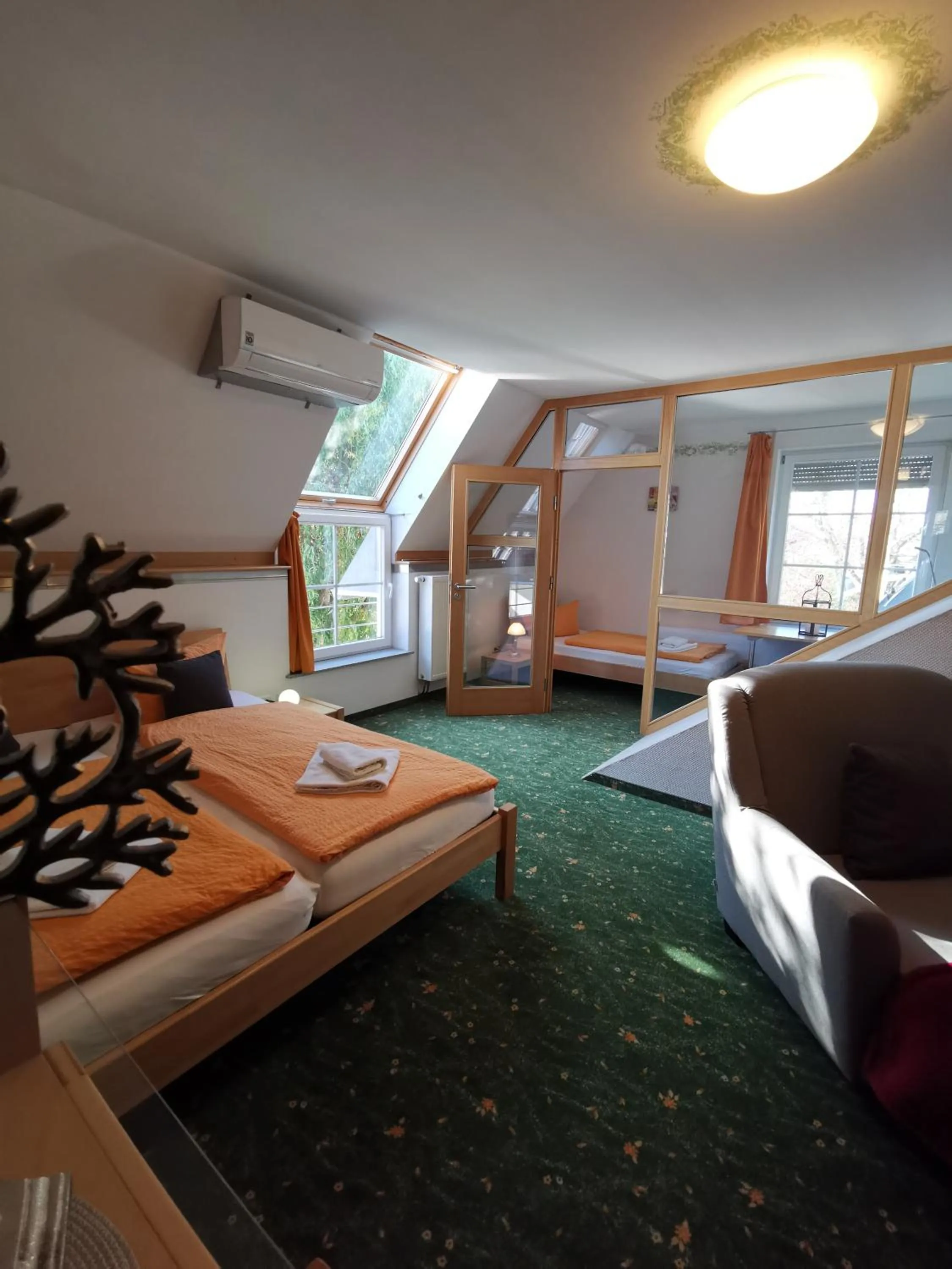 Photo of the whole room, Bed in Hotel Bördehof, direkt an der A2 & A14, Restaurant, Tagung, individuell