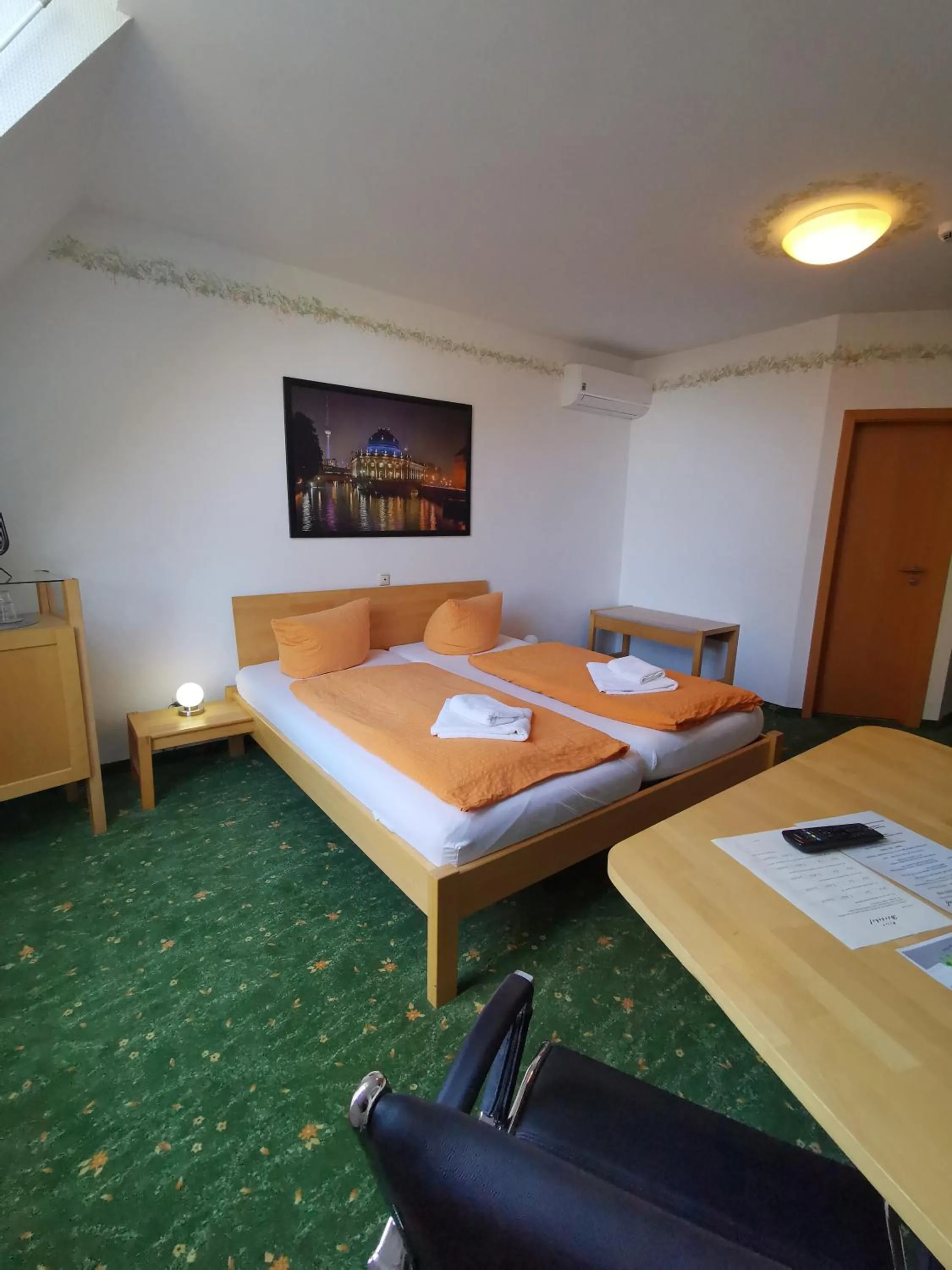 Photo of the whole room, Bed in Hotel Bördehof, direkt an der A2 & A14, Restaurant, Tagung, individuell