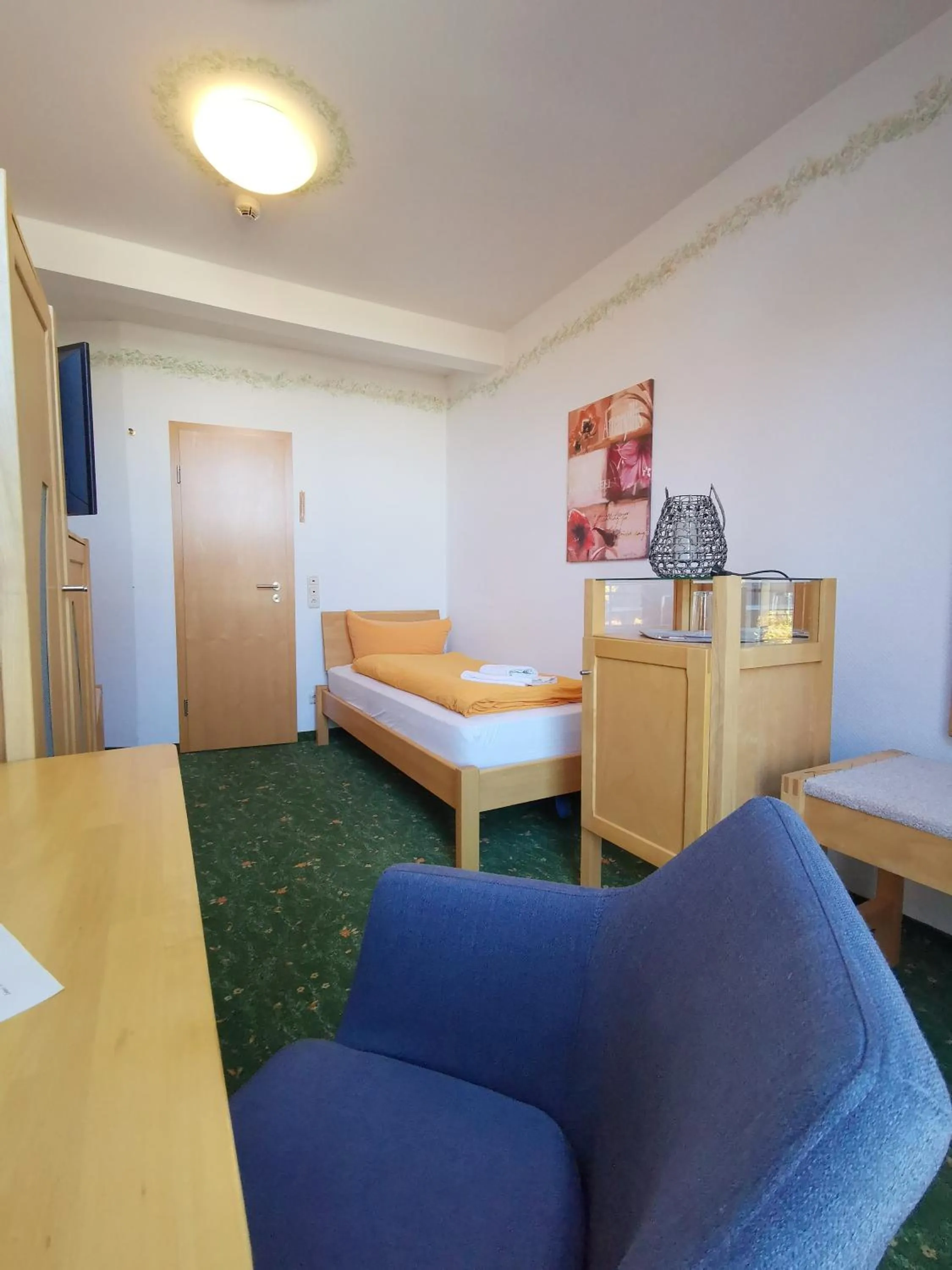 Photo of the whole room, Bed in Hotel Bördehof, direkt an der A2 & A14, Restaurant, Tagung, individuell