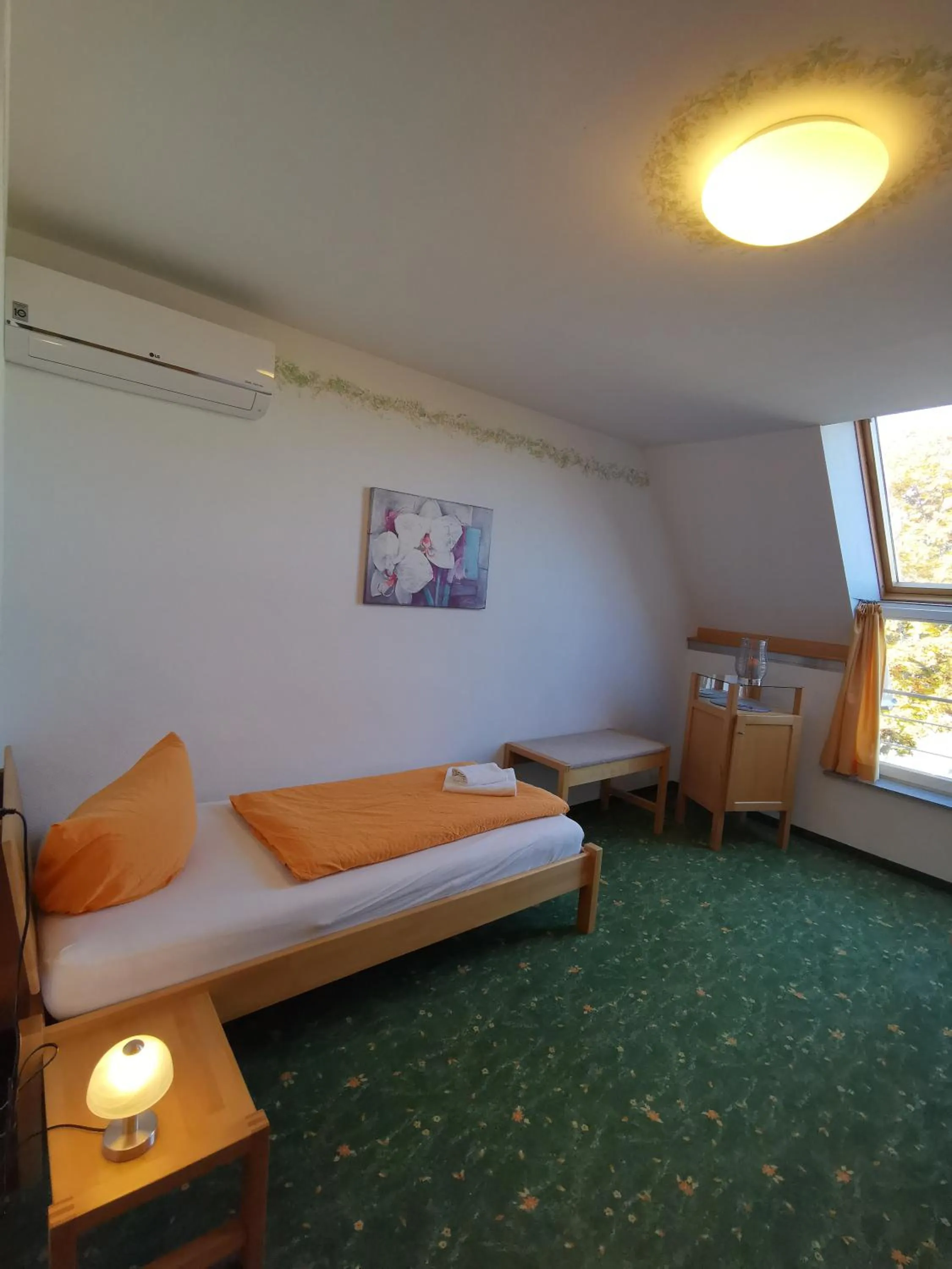 Photo of the whole room, Bed in Hotel Bördehof, direkt an der A2 & A14, Restaurant, Tagung, individuell