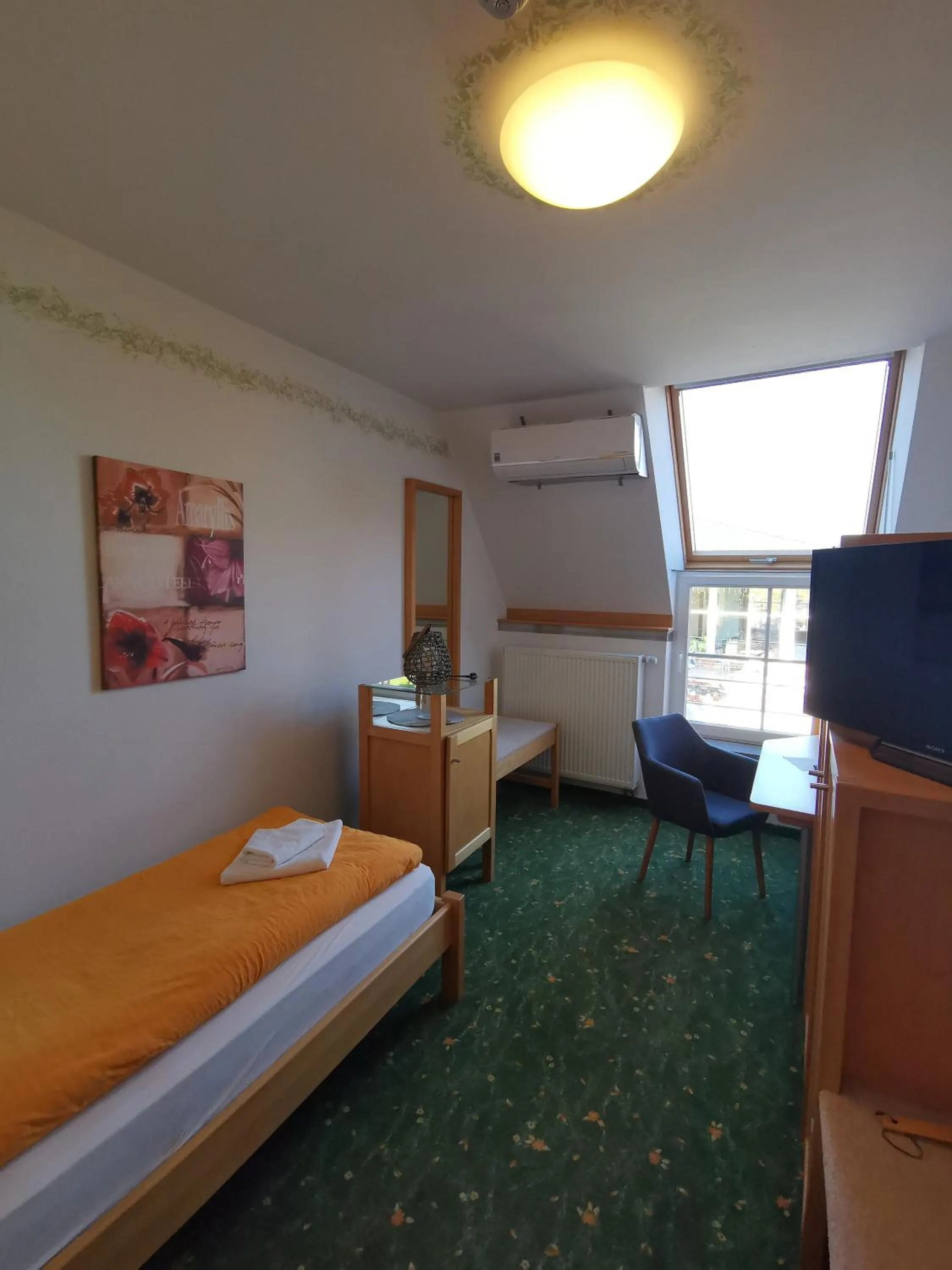 Photo of the whole room, Bed in Hotel Bördehof, direkt an der A2 & A14, Restaurant, Tagung, individuell