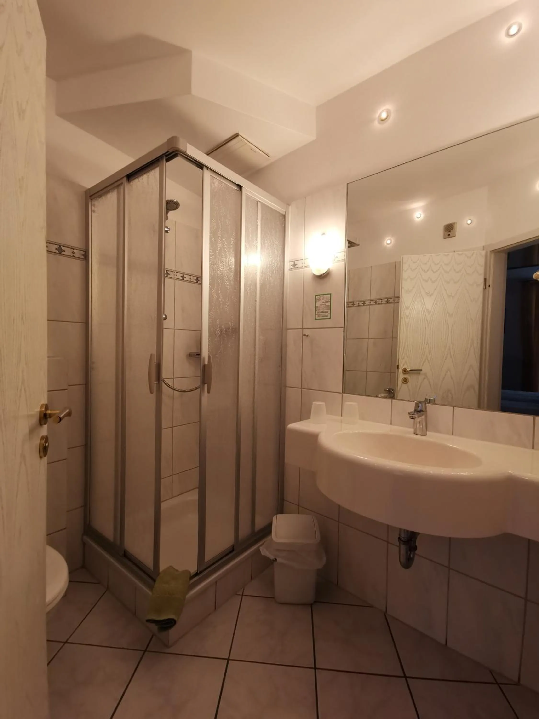 Bathroom in Hotel Bördehof, direkt an der A2 & A14, Restaurant, Tagung, individuell