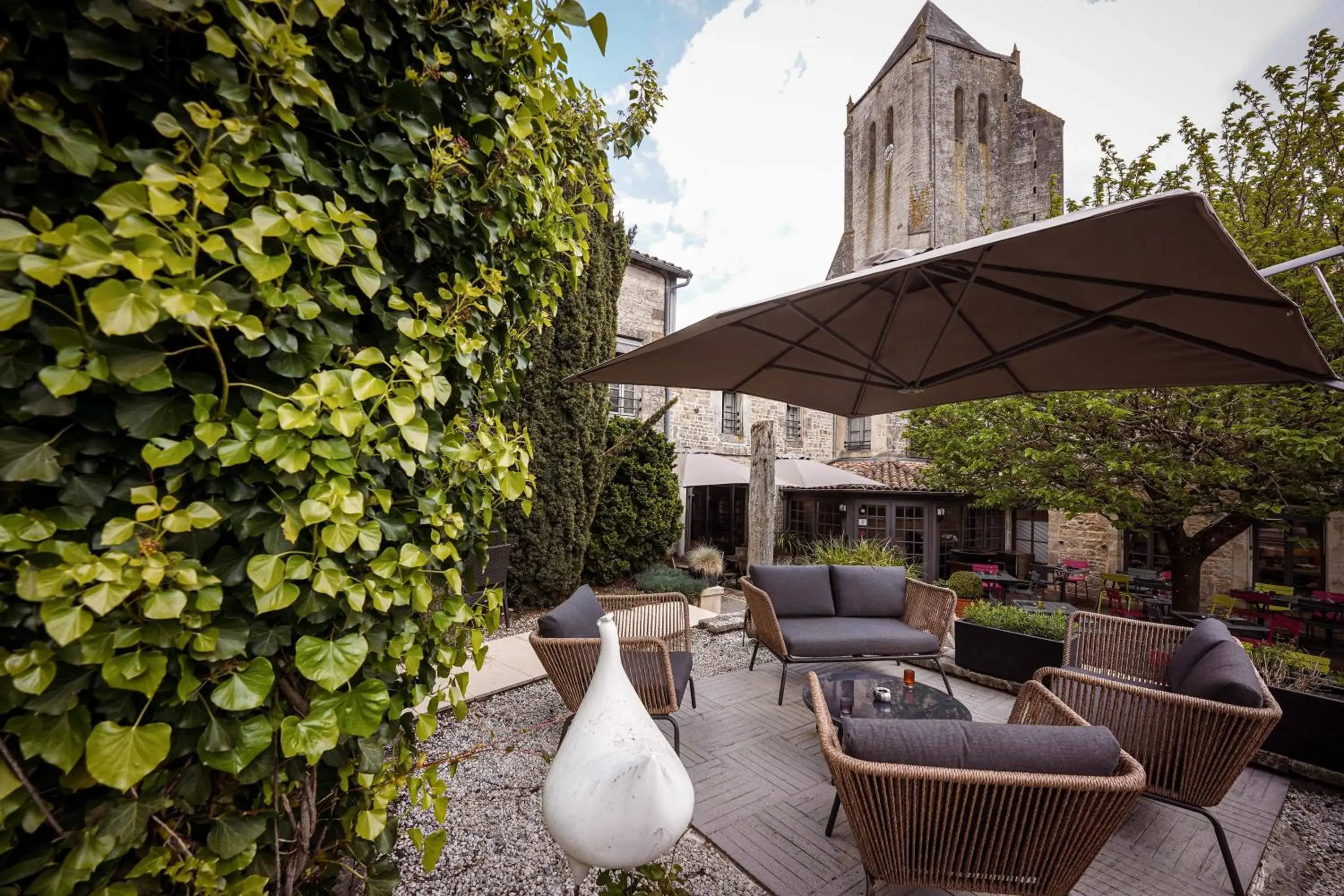 Property building in Logis Hostellerie de l'Abbaye Property building in Logis Hostellerie de l'Abbaye