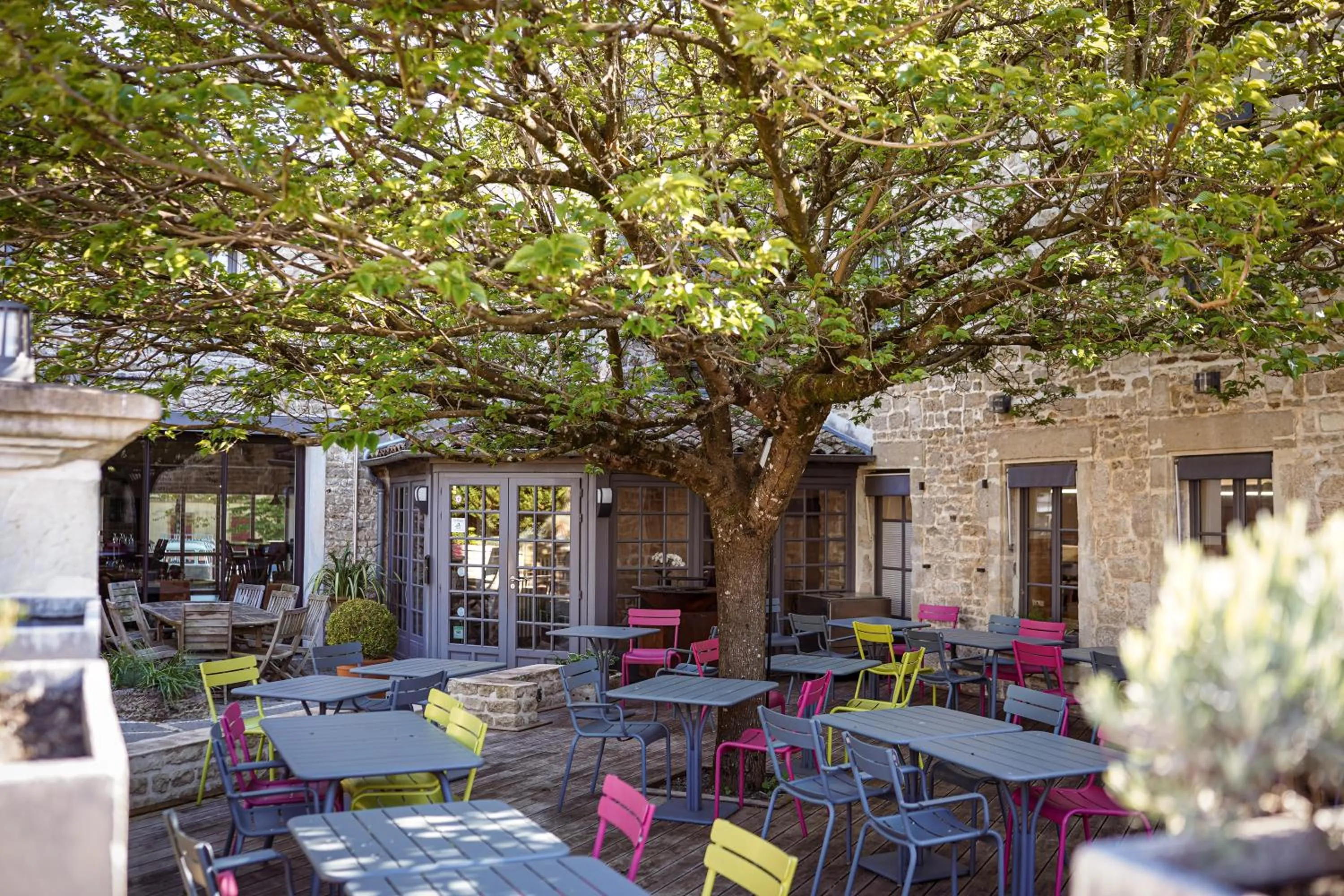 Patio in Logis Hostellerie de l'Abbaye
