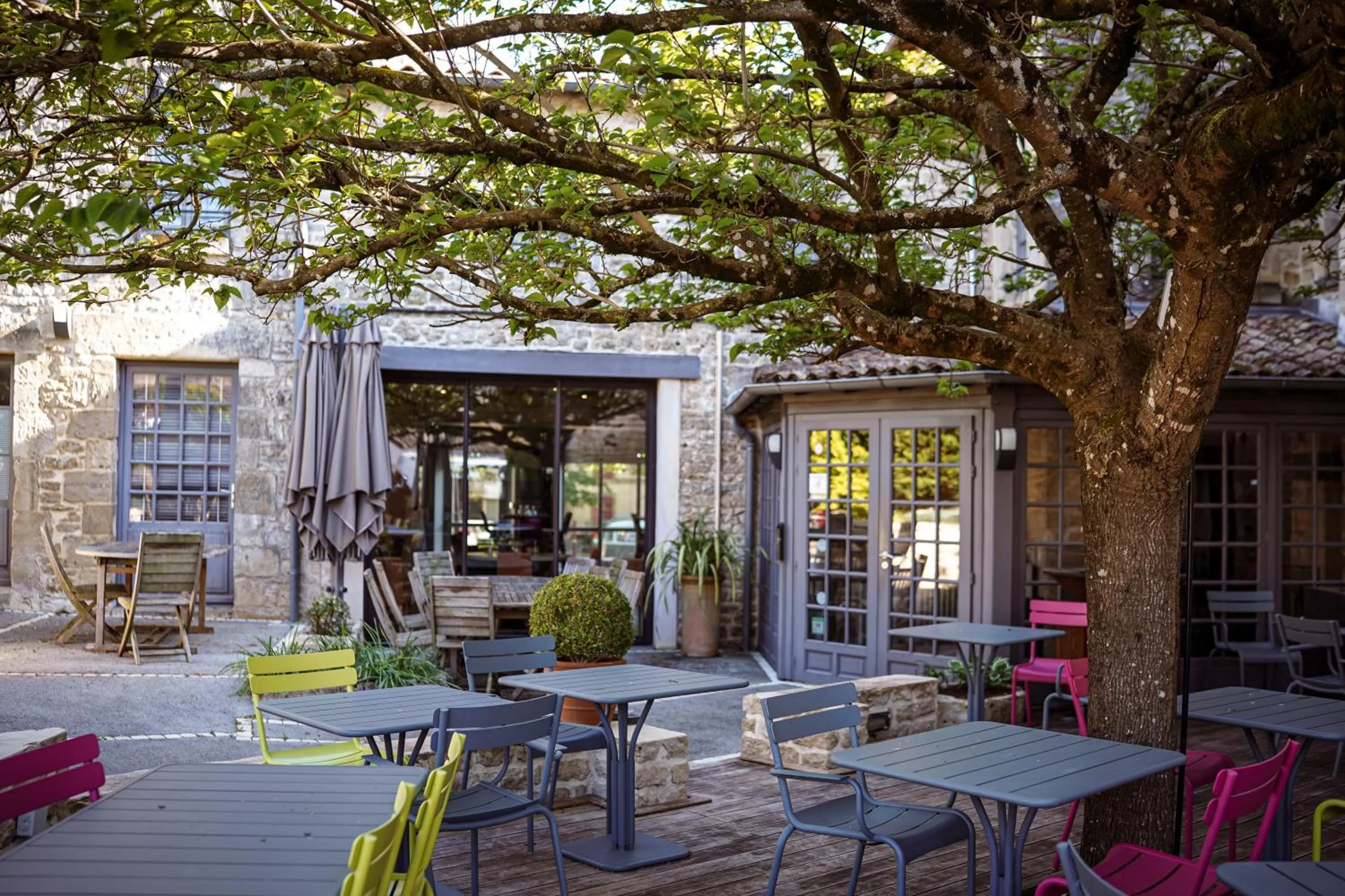 Patio in Logis Hostellerie de l'Abbaye