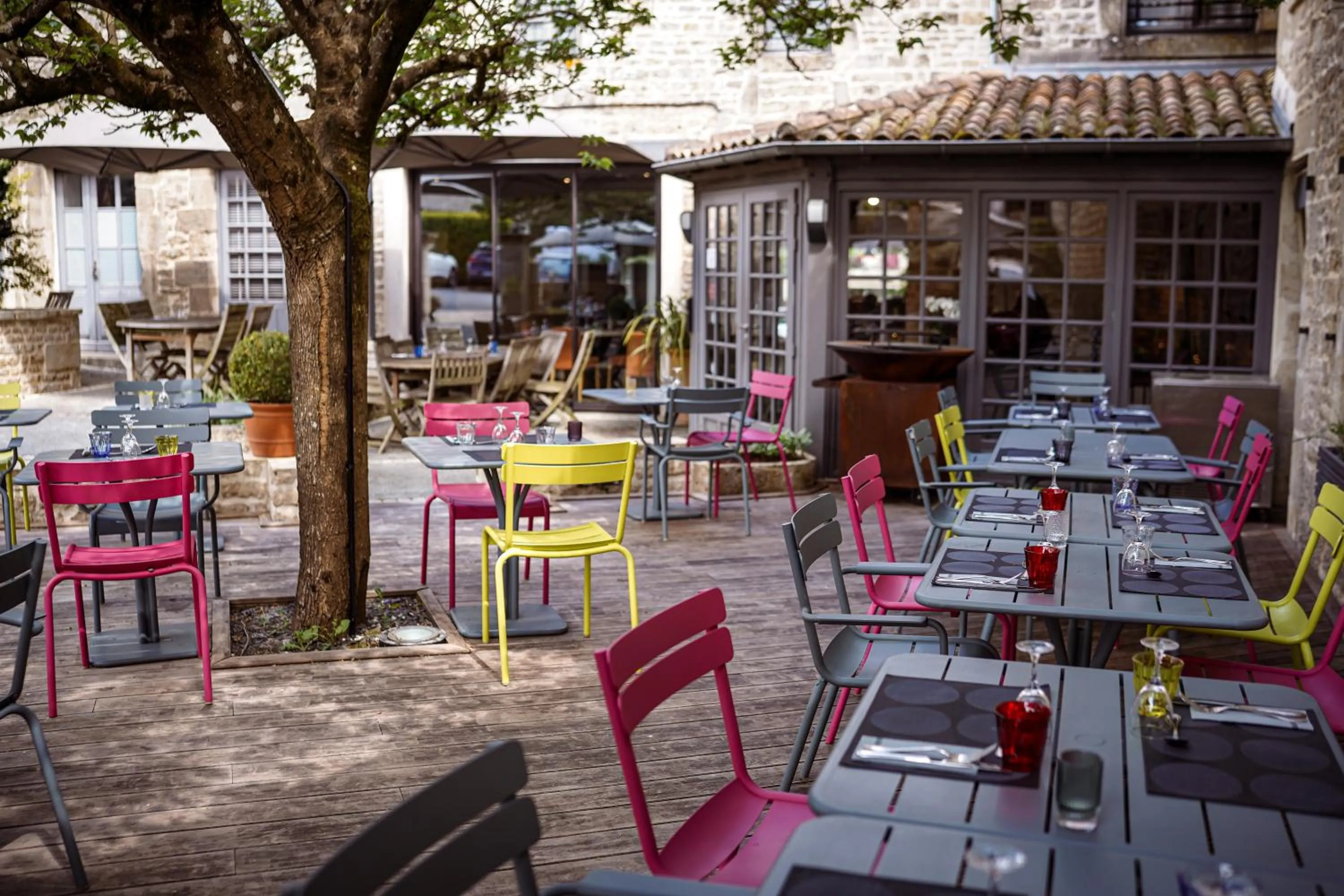 Patio in Logis Hostellerie de l'Abbaye