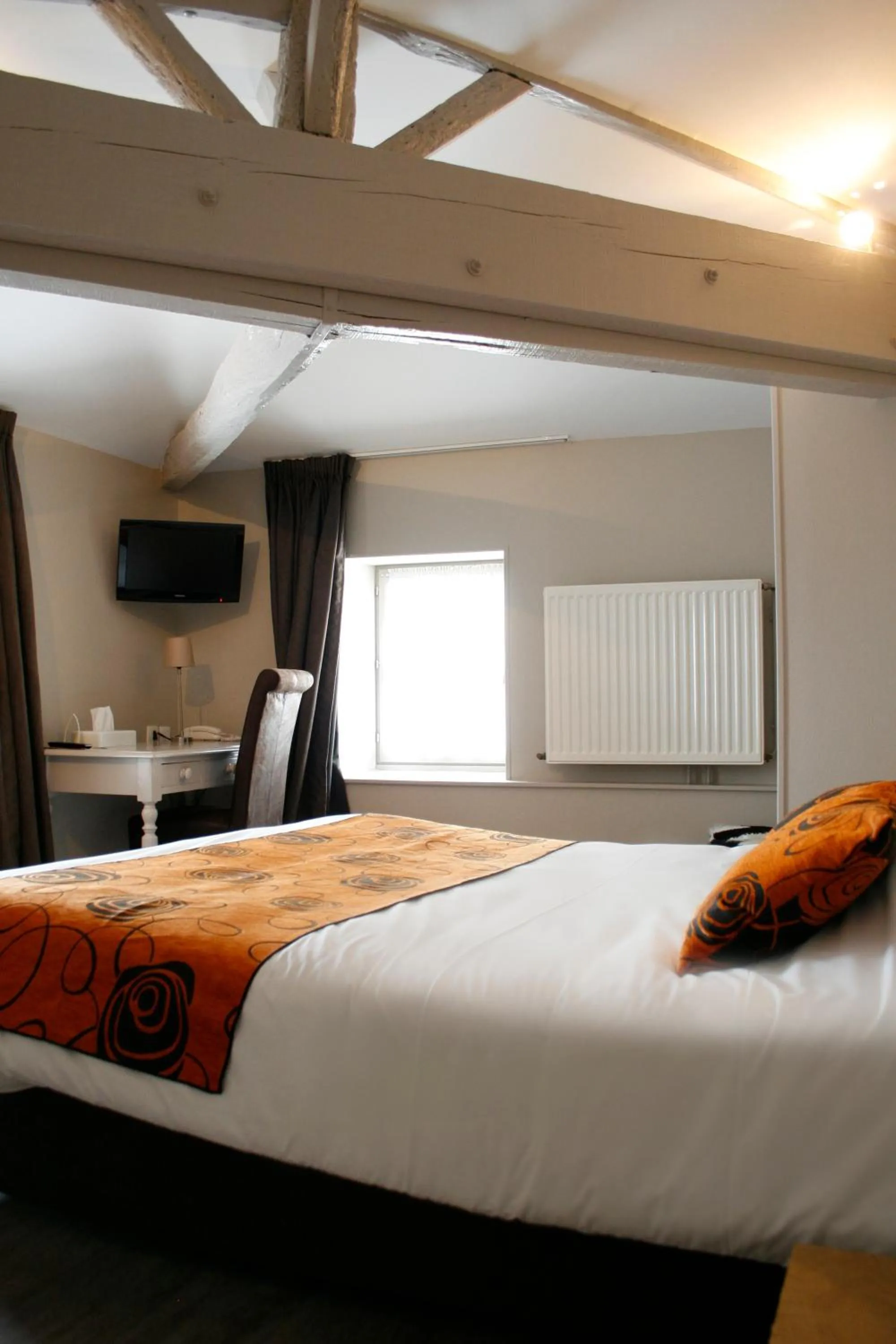 Bed in Logis Hostellerie de l'Abbaye