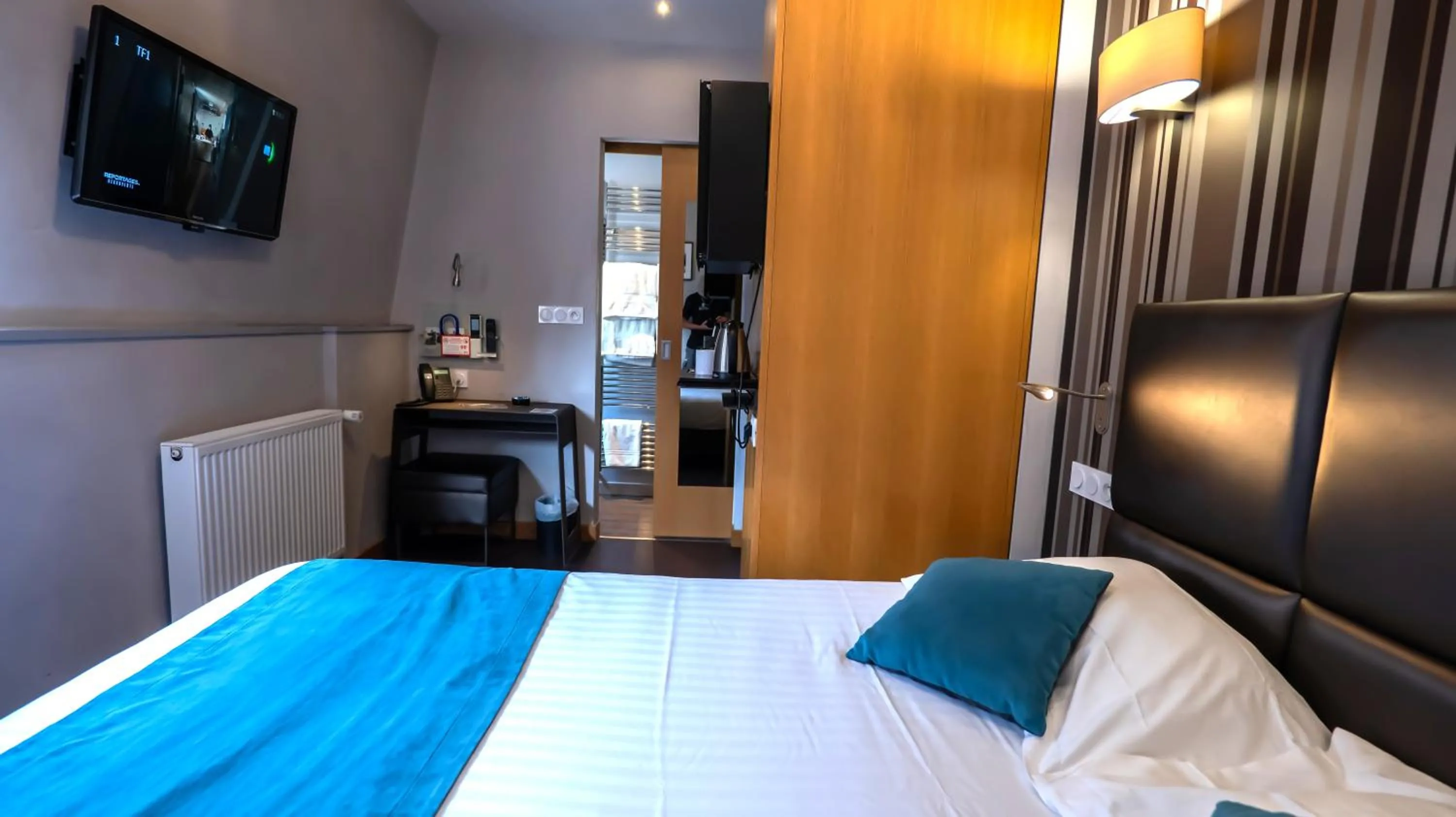 Photo of the whole room, Bed in Hôtel d'Orléans