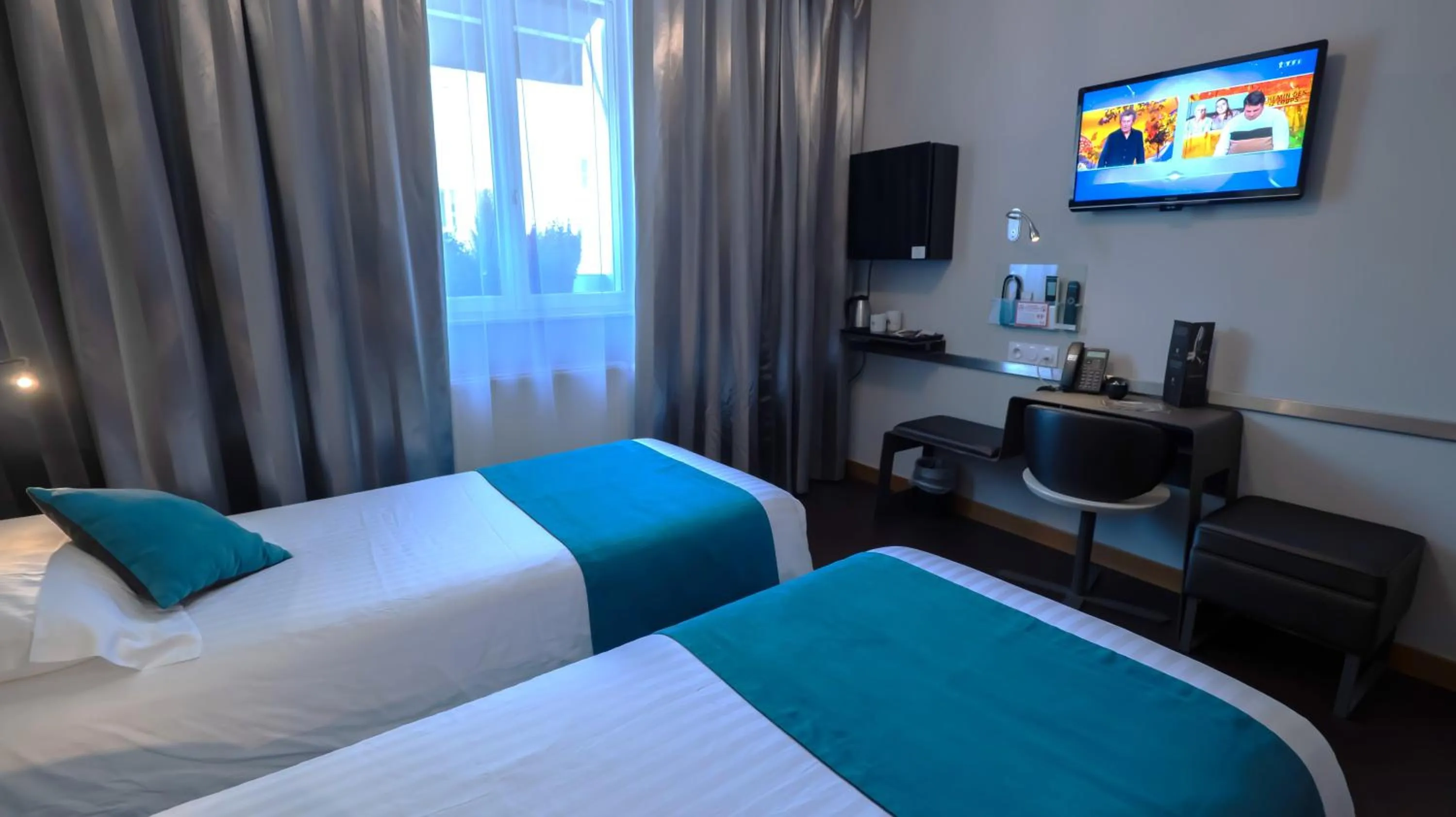 Photo of the whole room, Bed in Hôtel d'Orléans