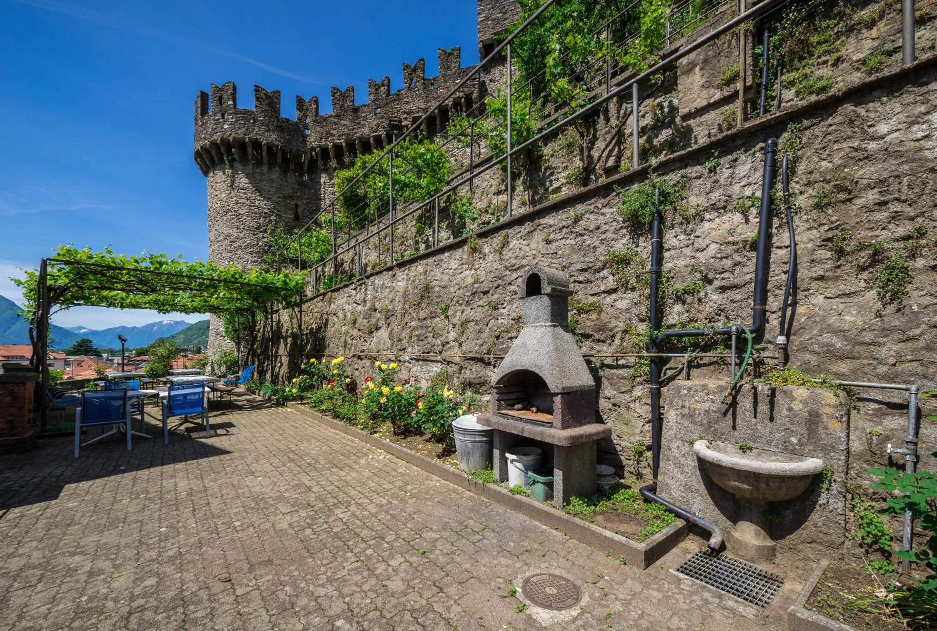 Garden in Ostello Montebello - Bellinzona Youth Hostel