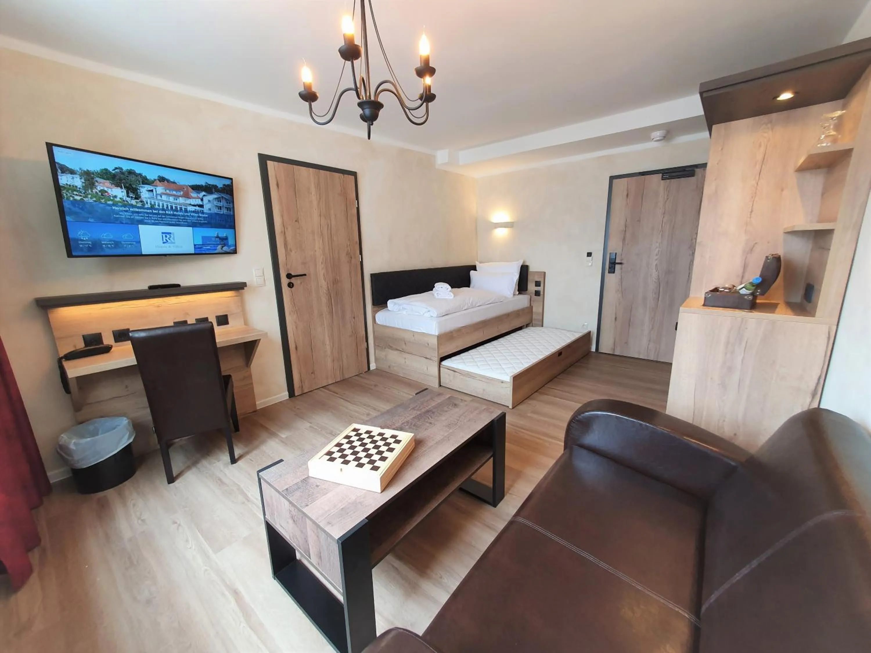 Living room, Bed in R&R Hotel Störtebeker