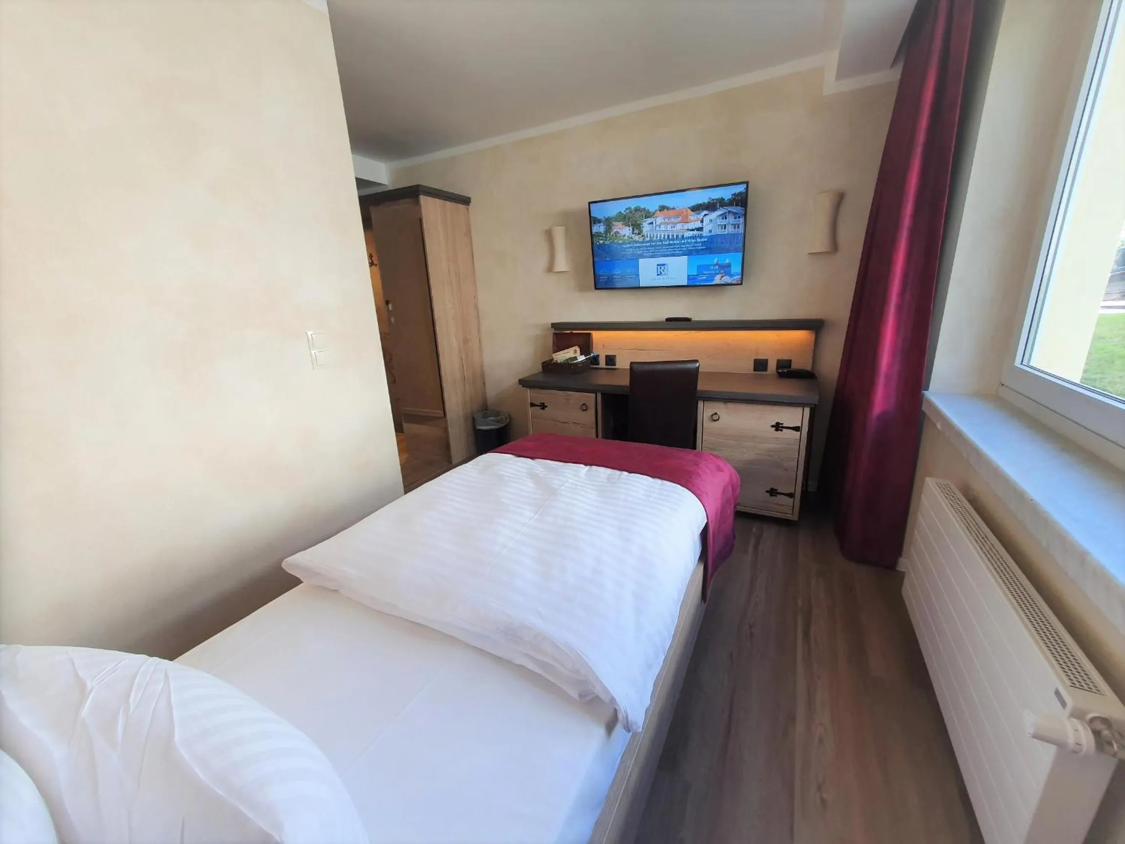 Photo of the whole room, Bed in R&R Hotel Störtebeker