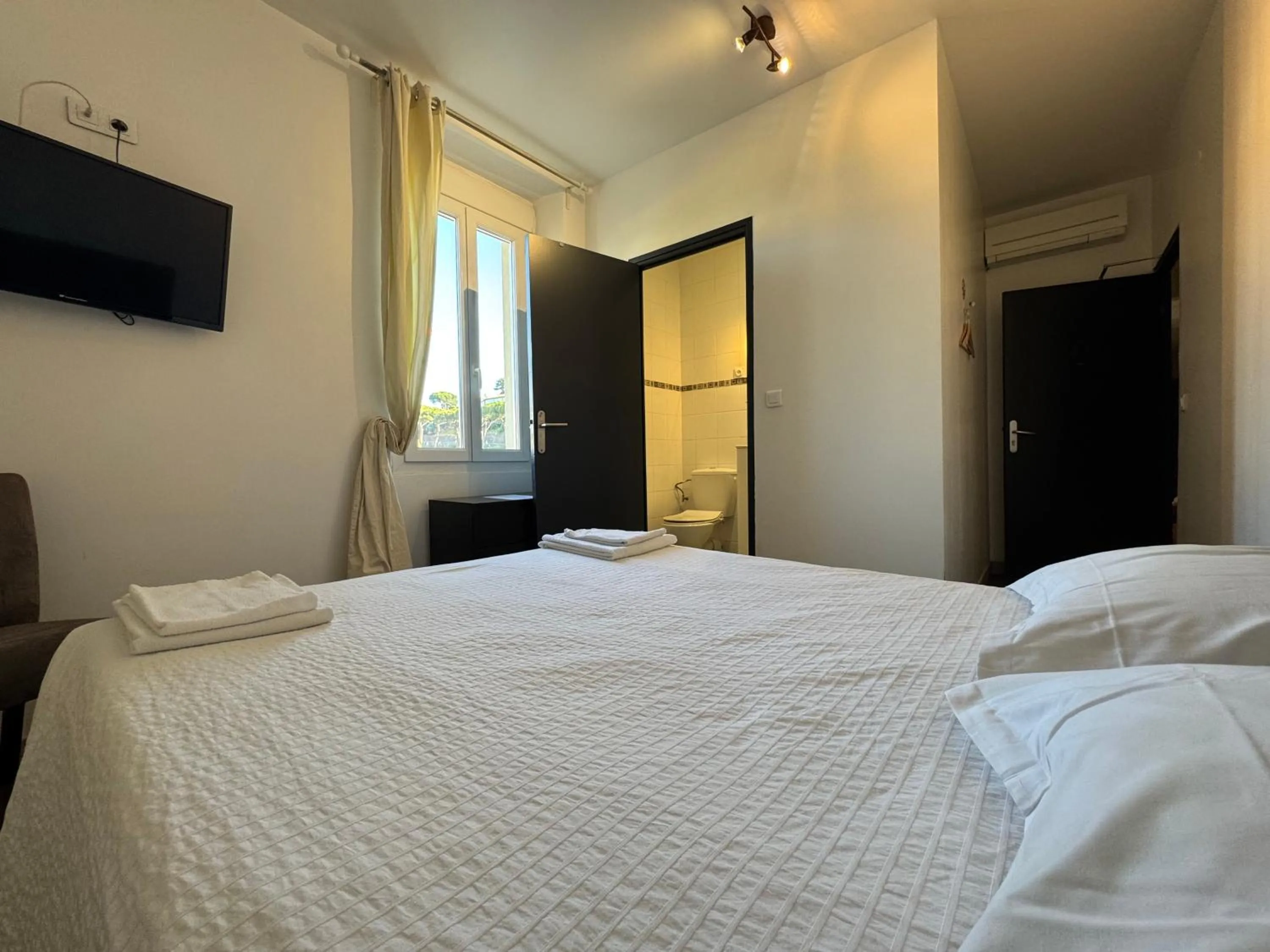 Bed in Hotel La Cigale