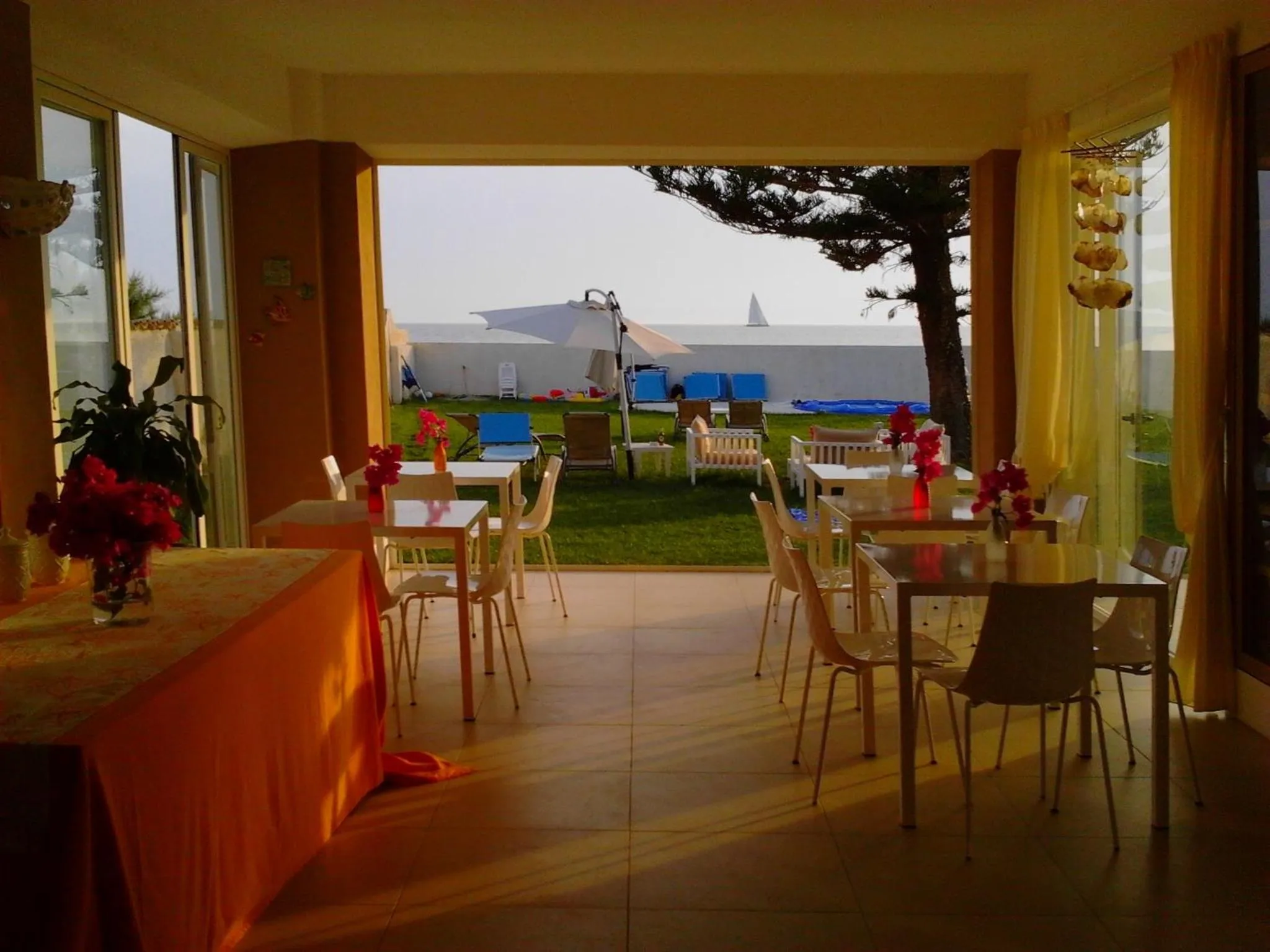 Restaurant/places to eat in SUITEBEACH b&b and resort
