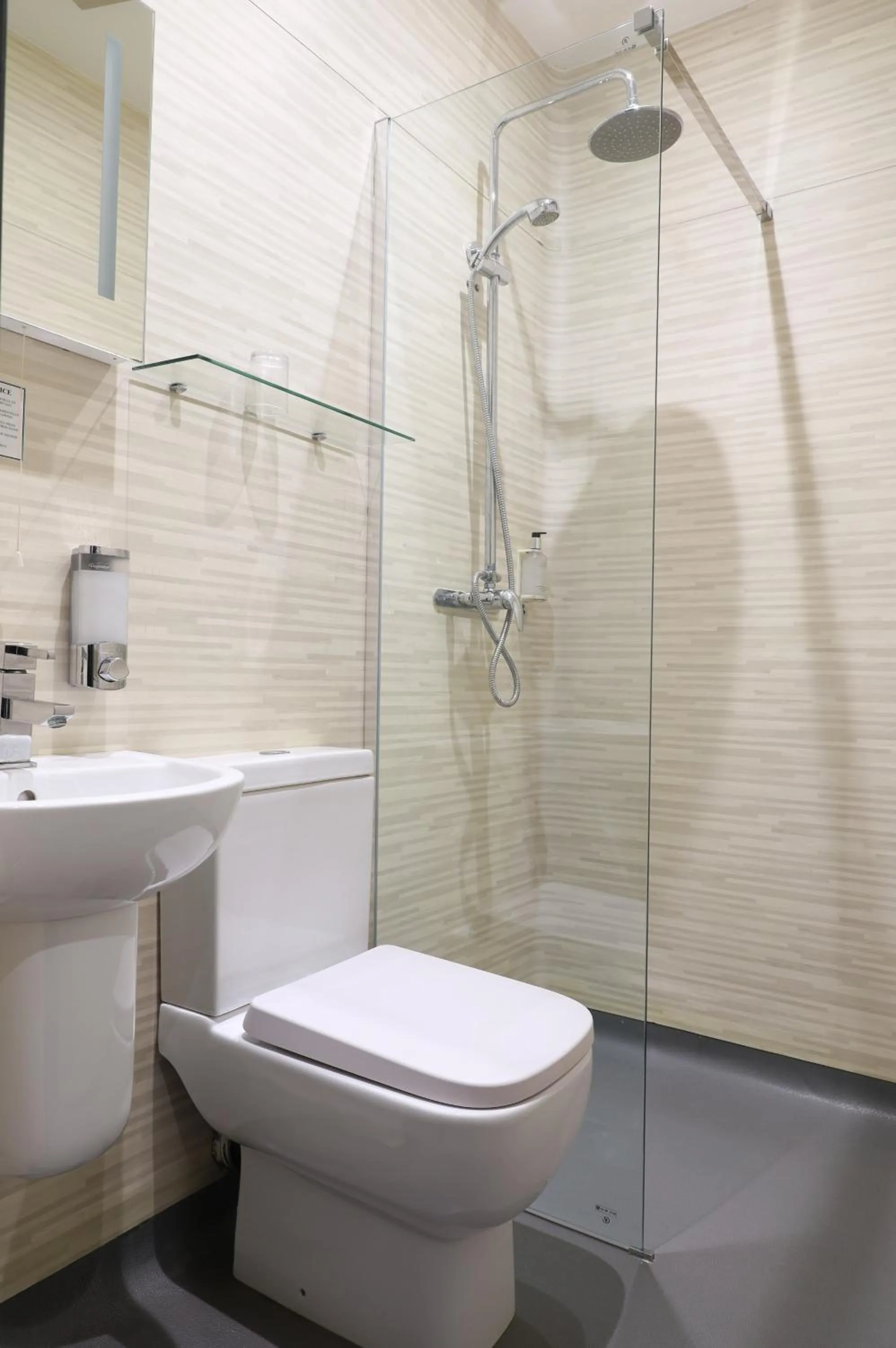 Bathroom in London City Airport Hotel