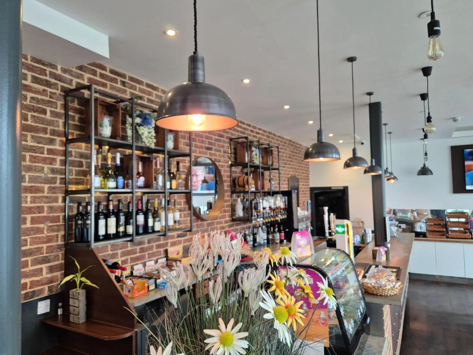 Lounge or bar in London City Airport Hotel