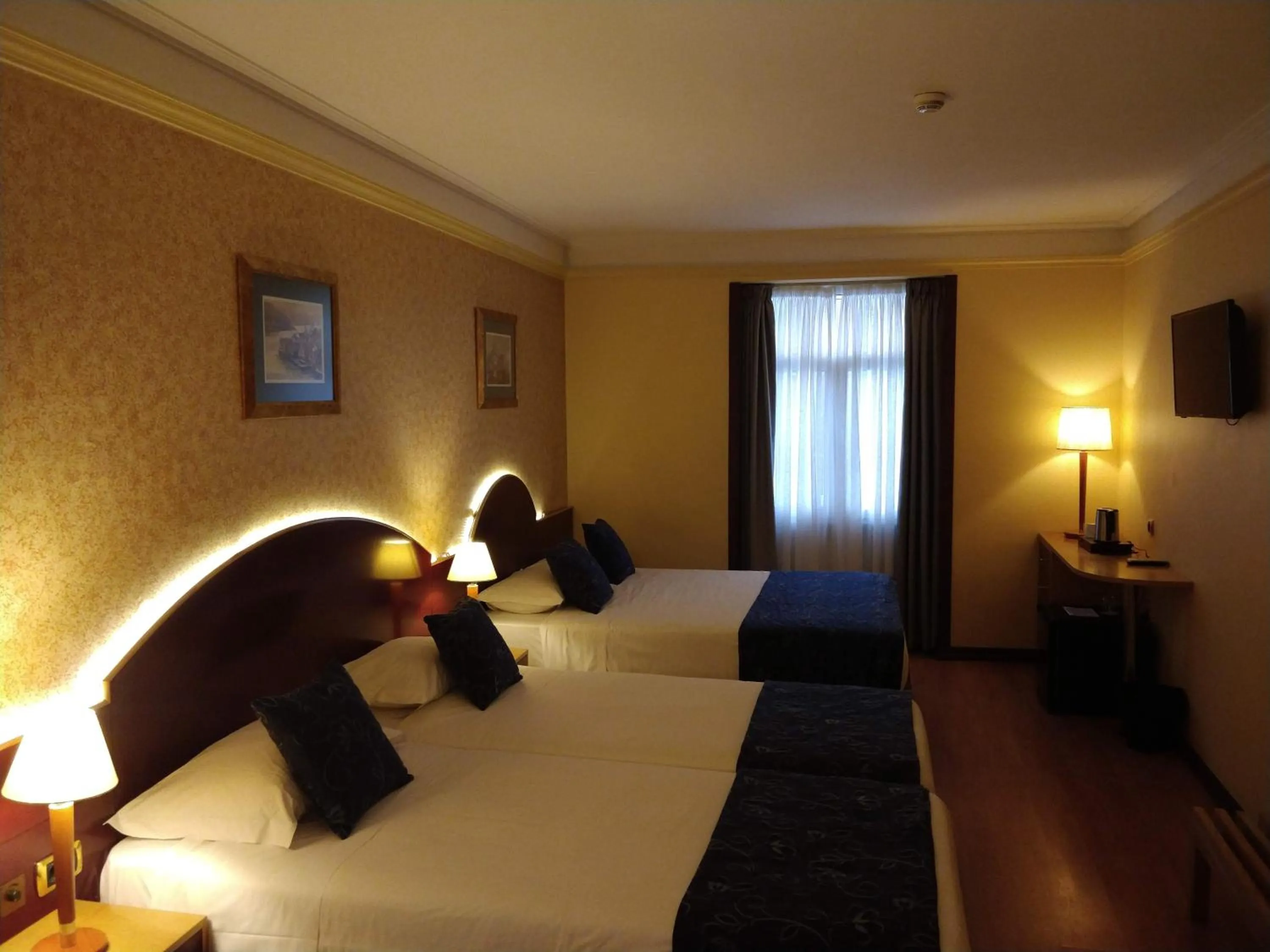 Photo of the whole room, Bed in Hotel Internacional Porto