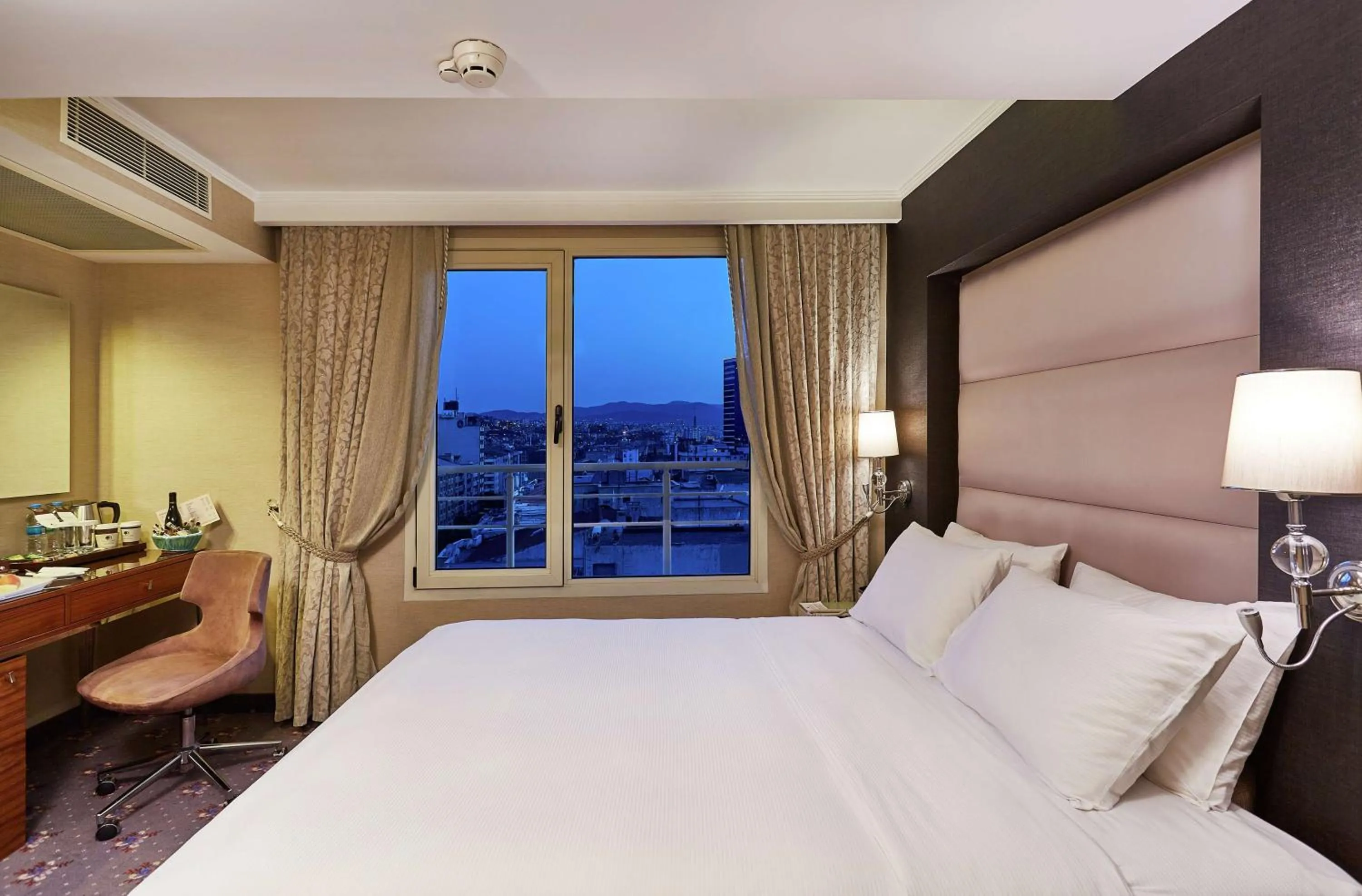 Bed in DoubleTree by Hilton Izmir - Alsancak