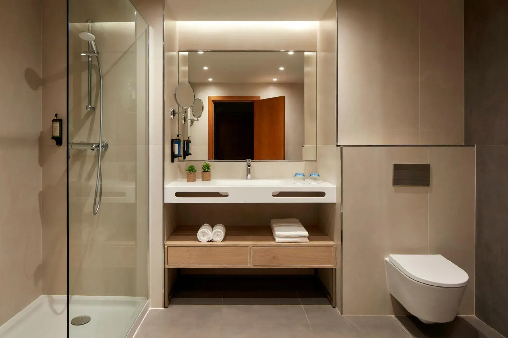 Bathroom in Dom Jose Beach Hotel (Plus) Bathroom in Dom Jose Beach Hotel (Plus)