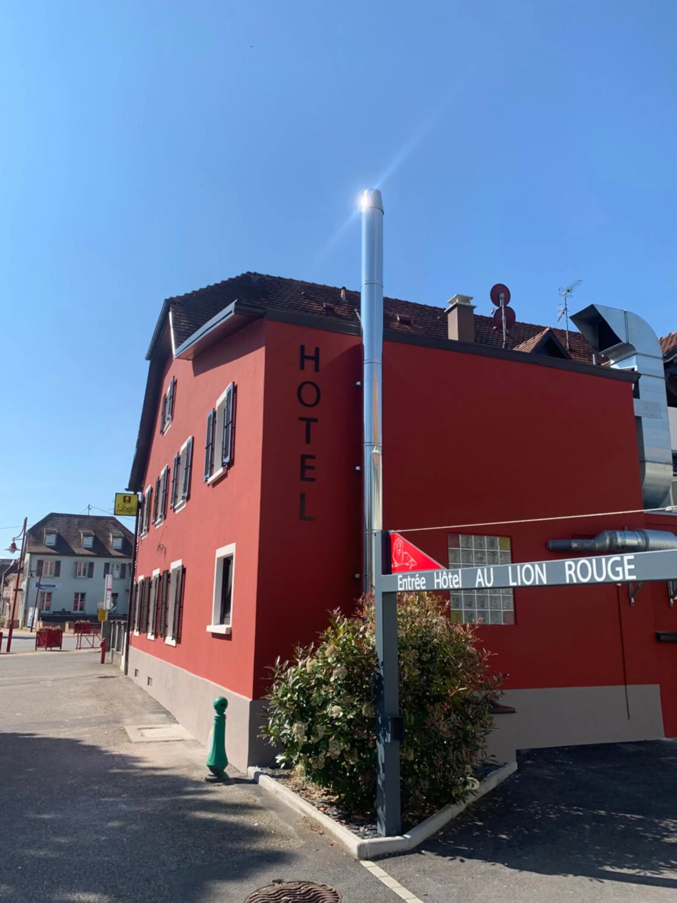Property building in Logis Hôtel Restaurant Au Lion Rouge