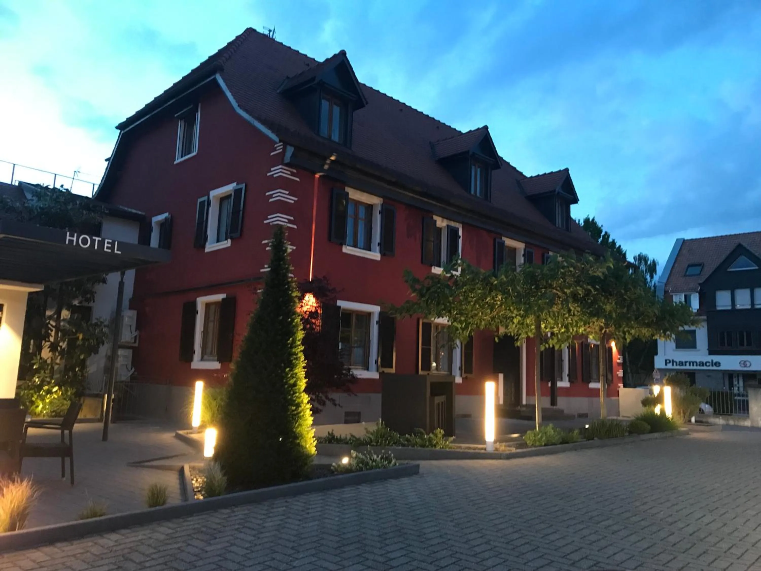 Property building in Logis Hôtel Restaurant Au Lion Rouge