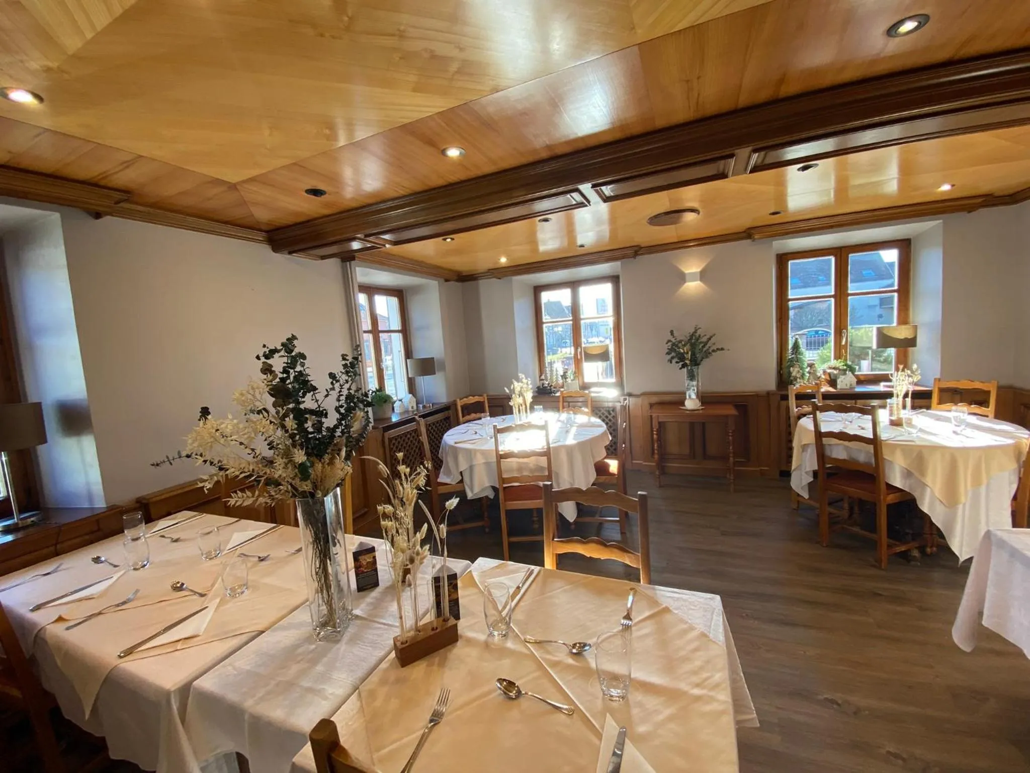 Restaurant/places to eat in Logis Hôtel Restaurant Au Lion Rouge