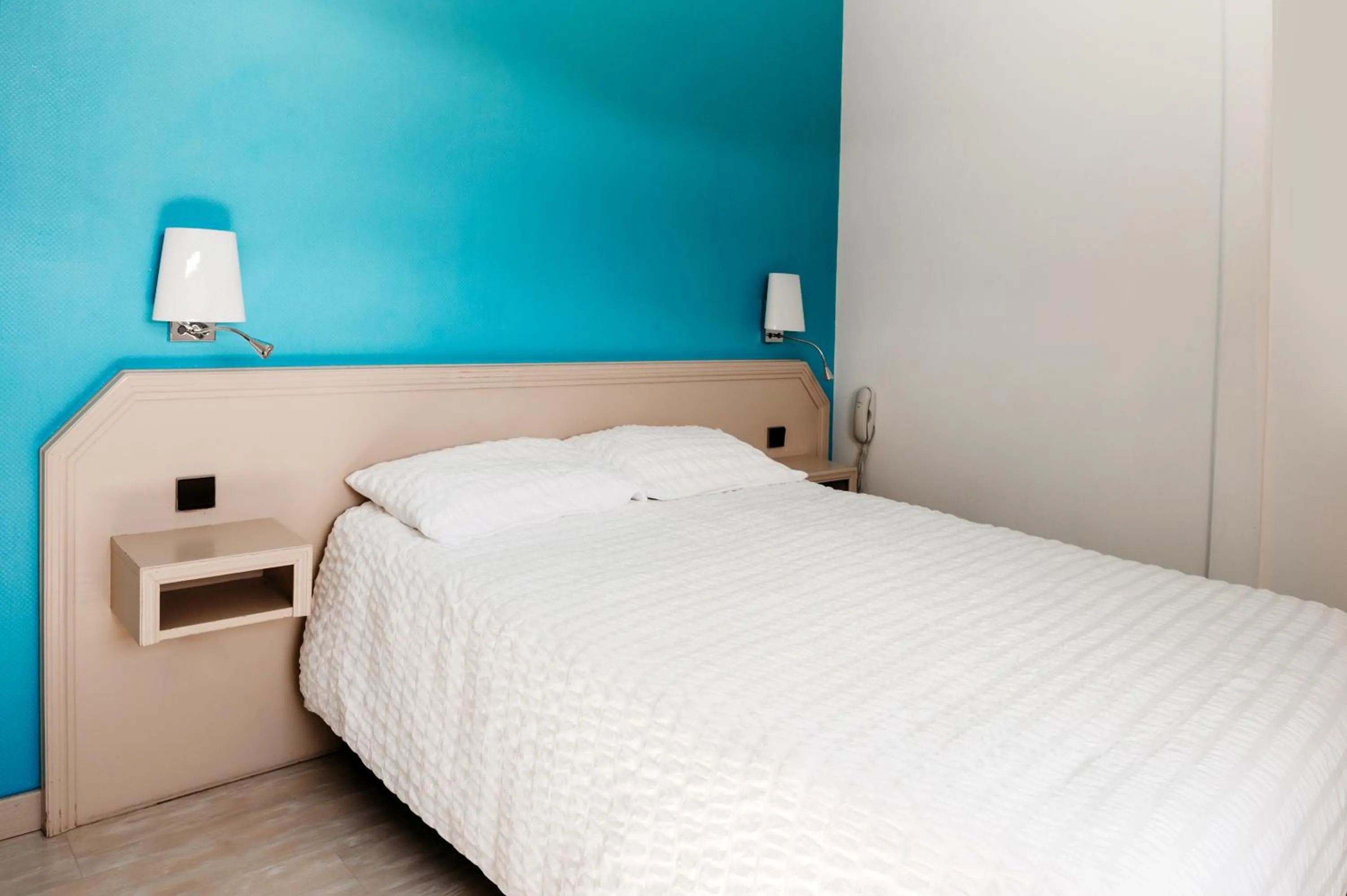 Photo of the whole room, Bed in Logis Hôtel Restaurant Au Lion Rouge