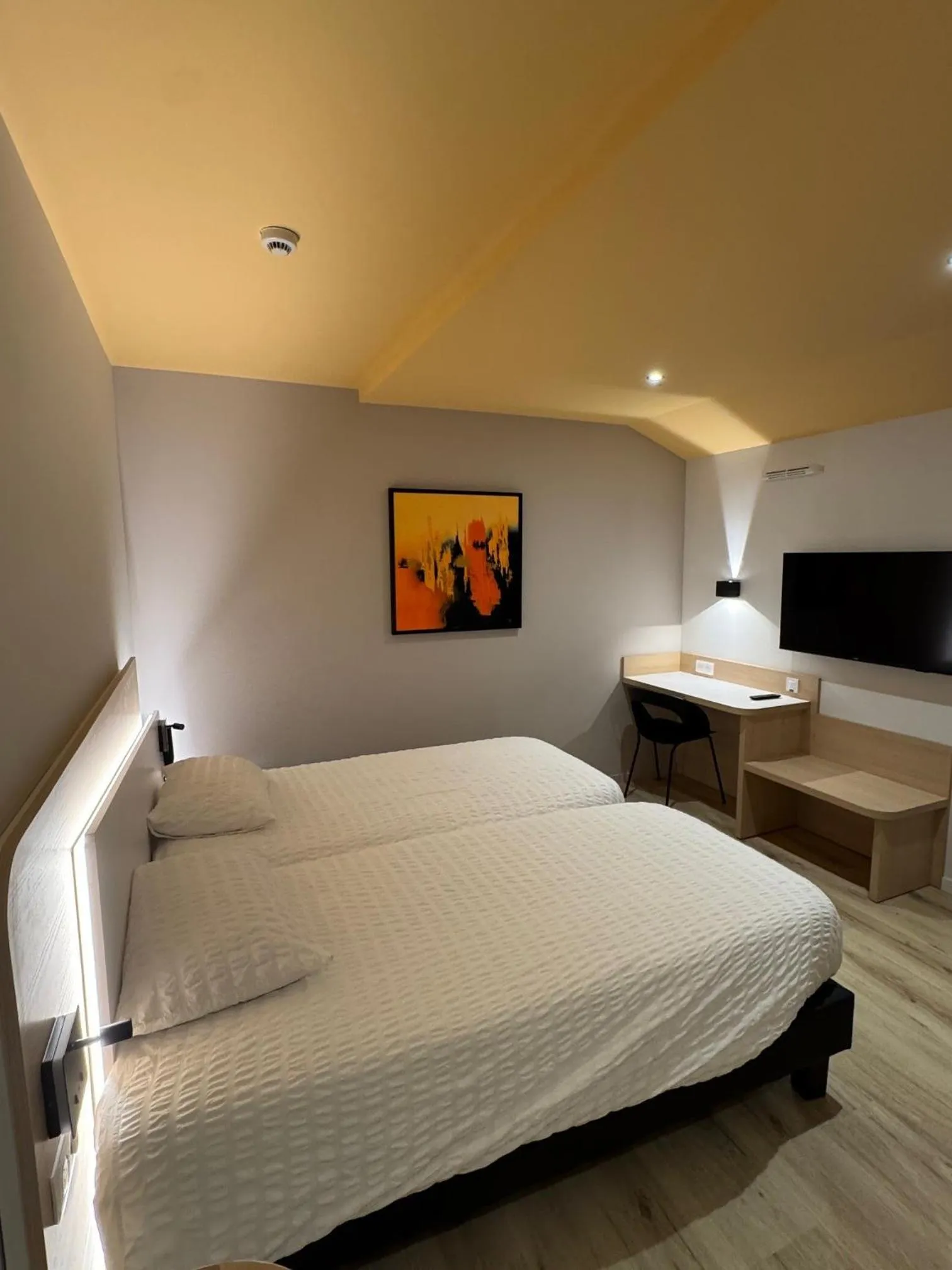 Photo of the whole room, Bed in Logis Hôtel Restaurant Au Lion Rouge