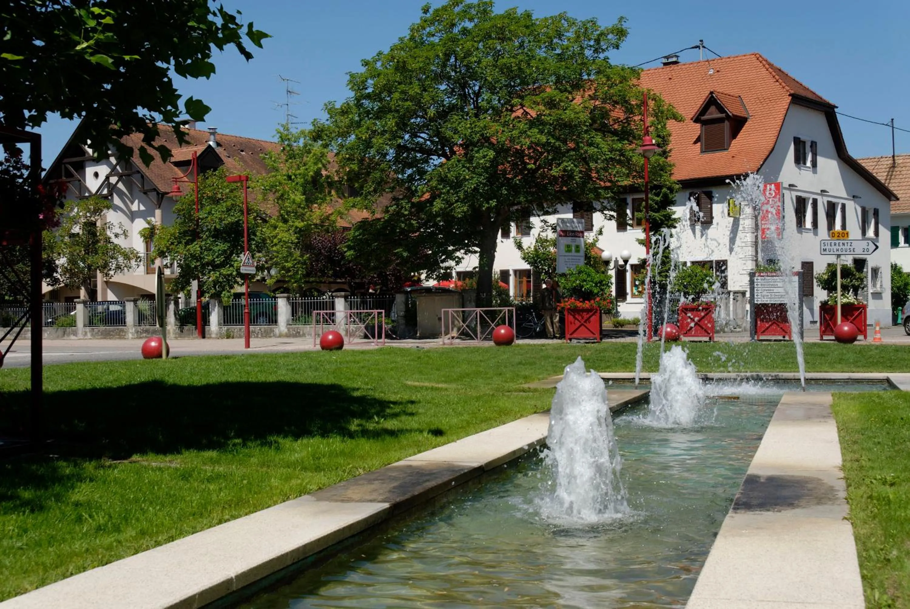 Facade/entrance in Logis Hôtel Restaurant Au Lion Rouge