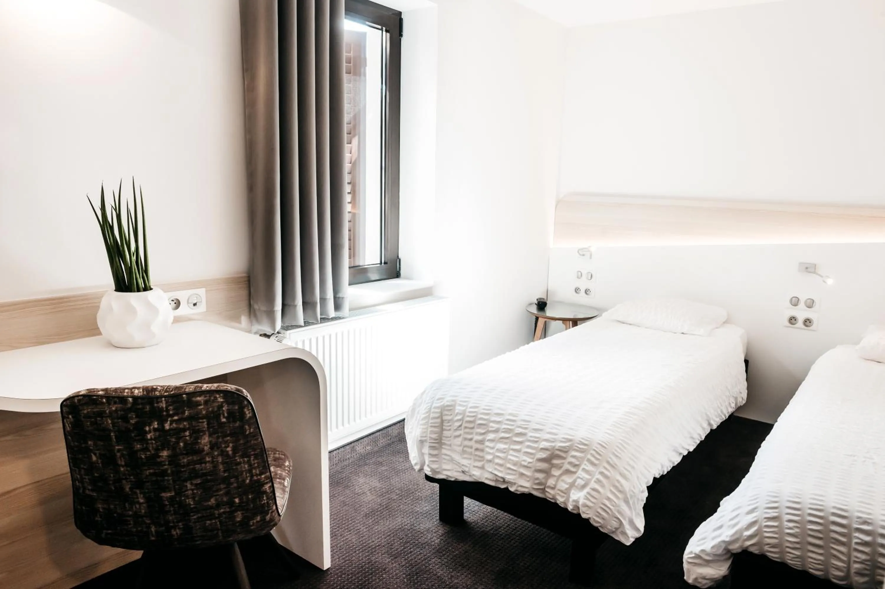 Bed in Logis Hôtel Restaurant Au Lion Rouge