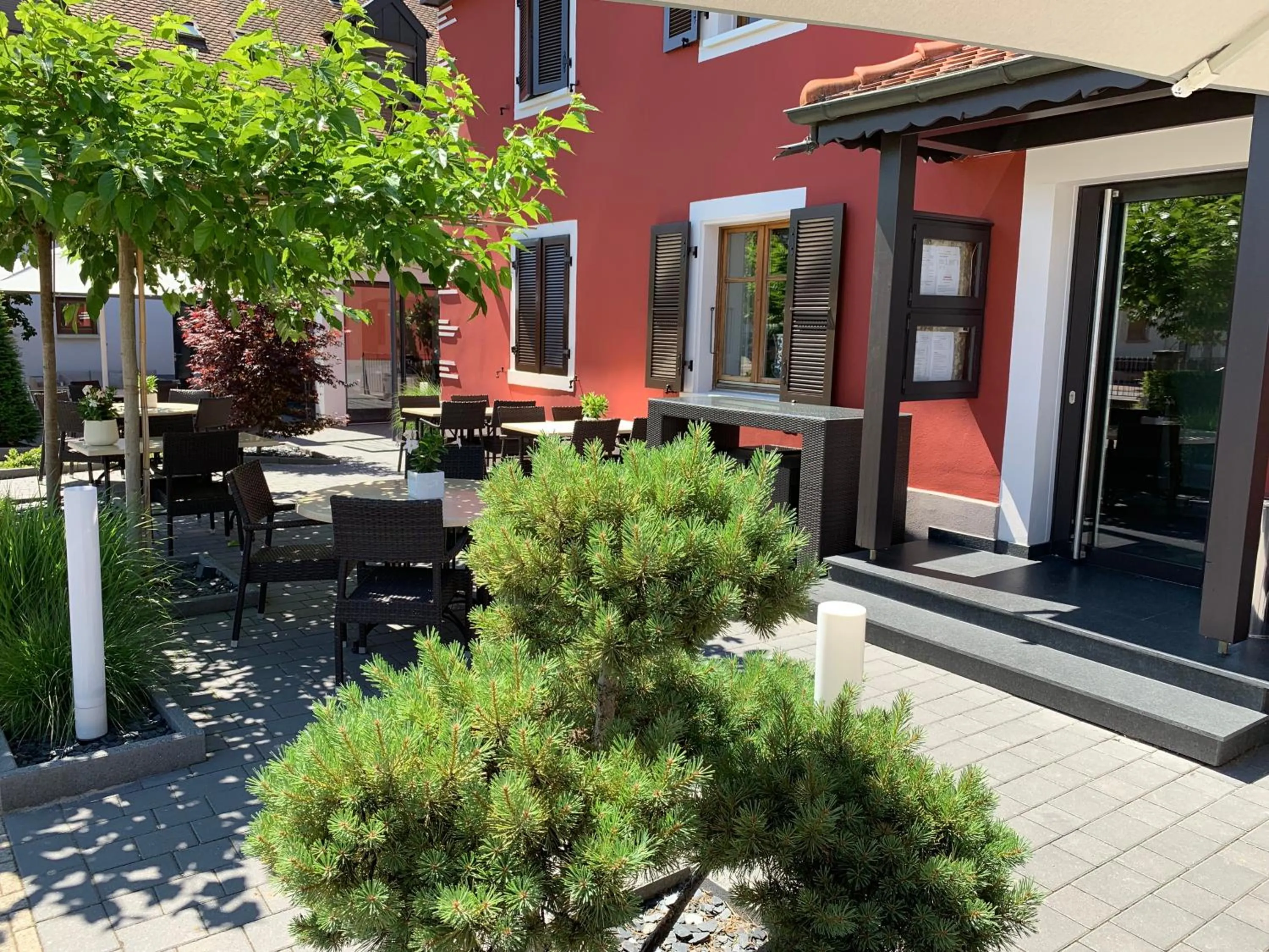 Patio in Logis Hôtel Restaurant Au Lion Rouge