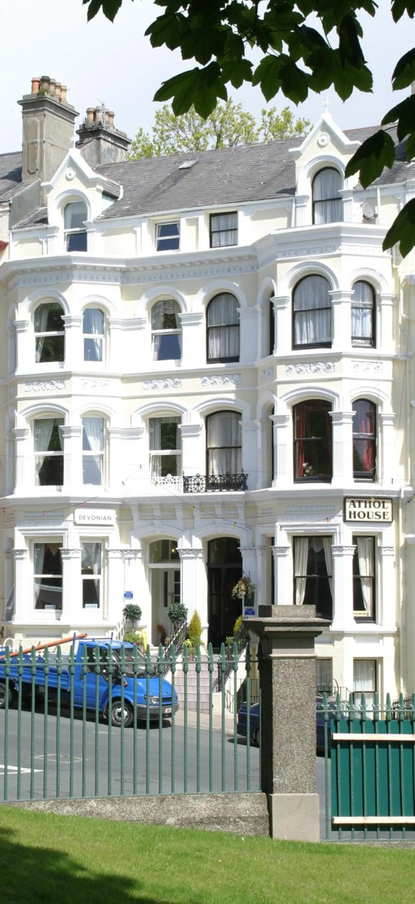 Facade/entrance in The Devonian