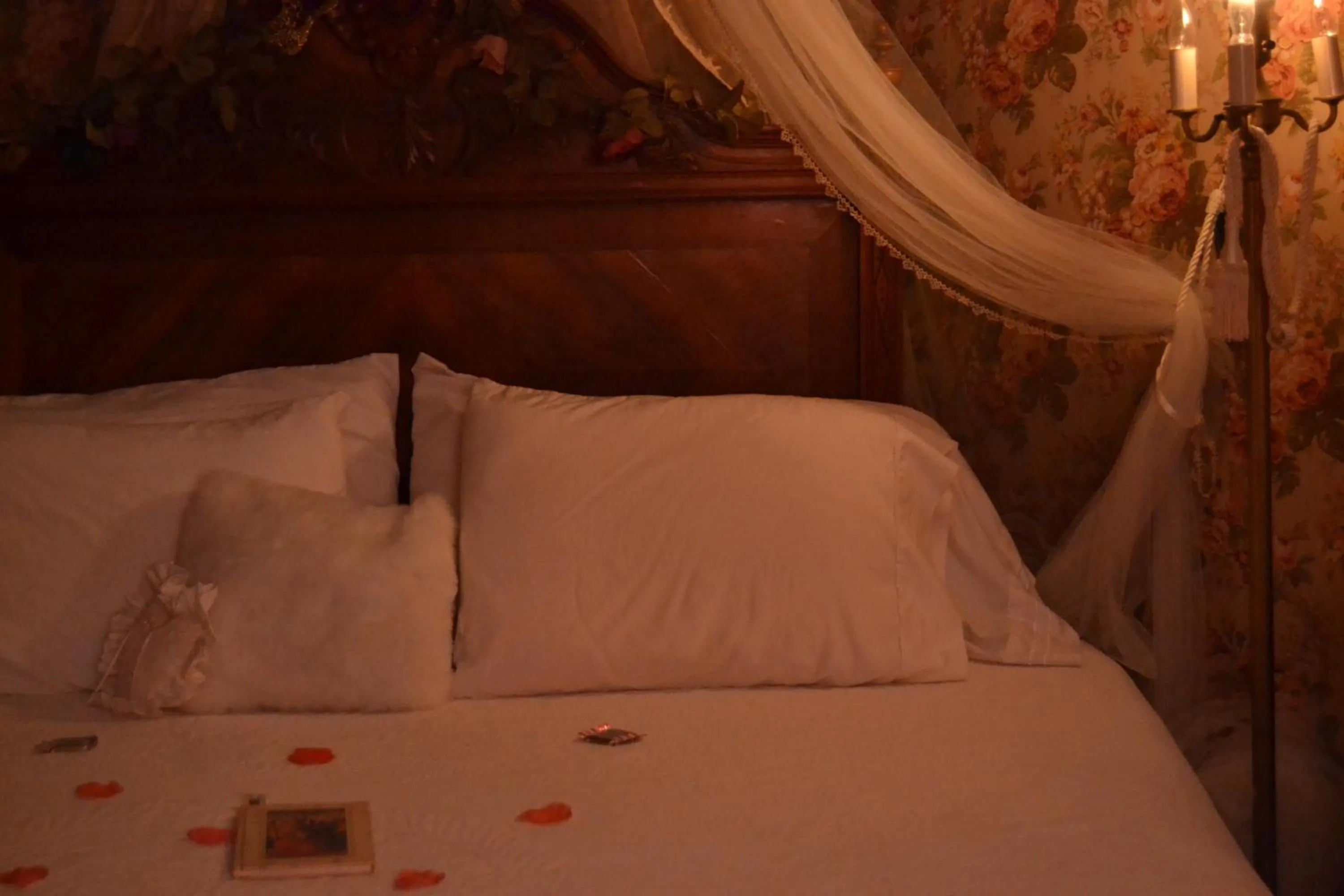 Decorative detail, Bed in Carleton House Bed and Breakfast