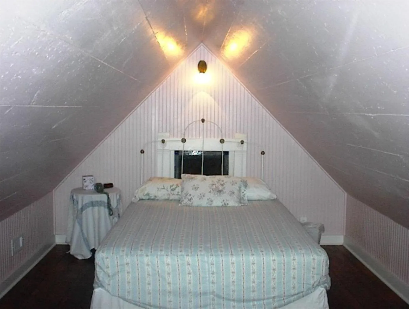 Bed in Carleton House Bed and Breakfast