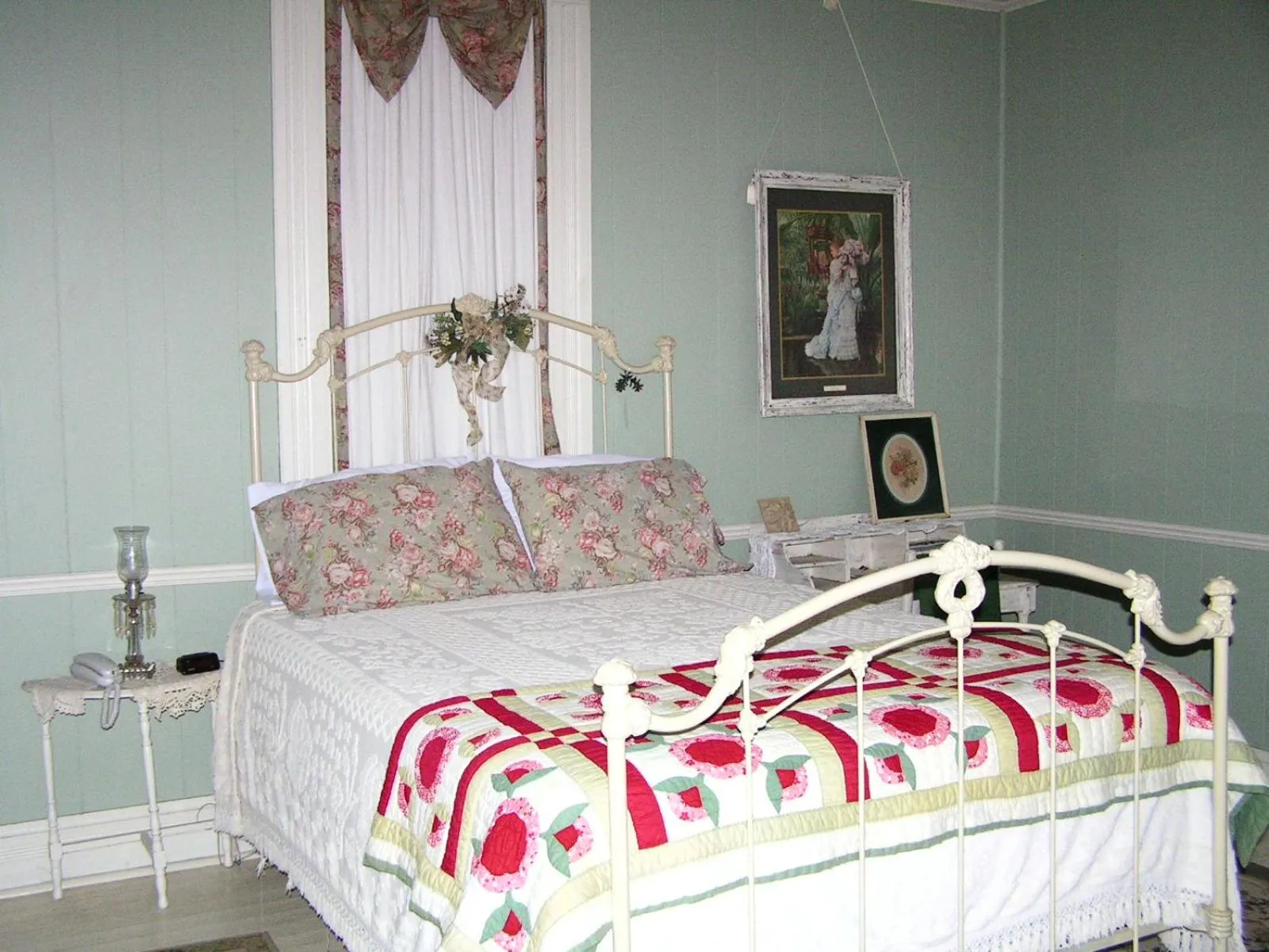 Bed in Carleton House Bed and Breakfast