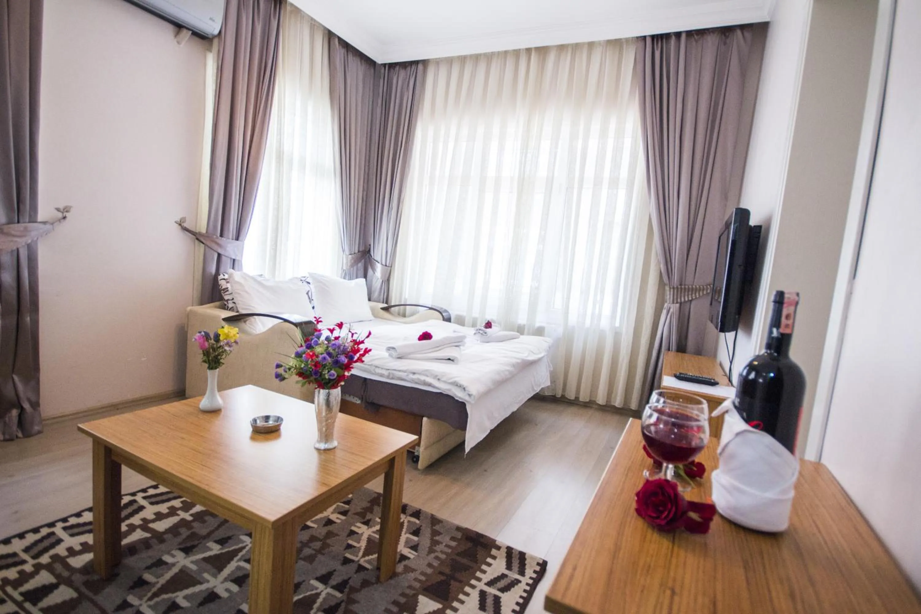 Living room, Bed in Feyza Apart