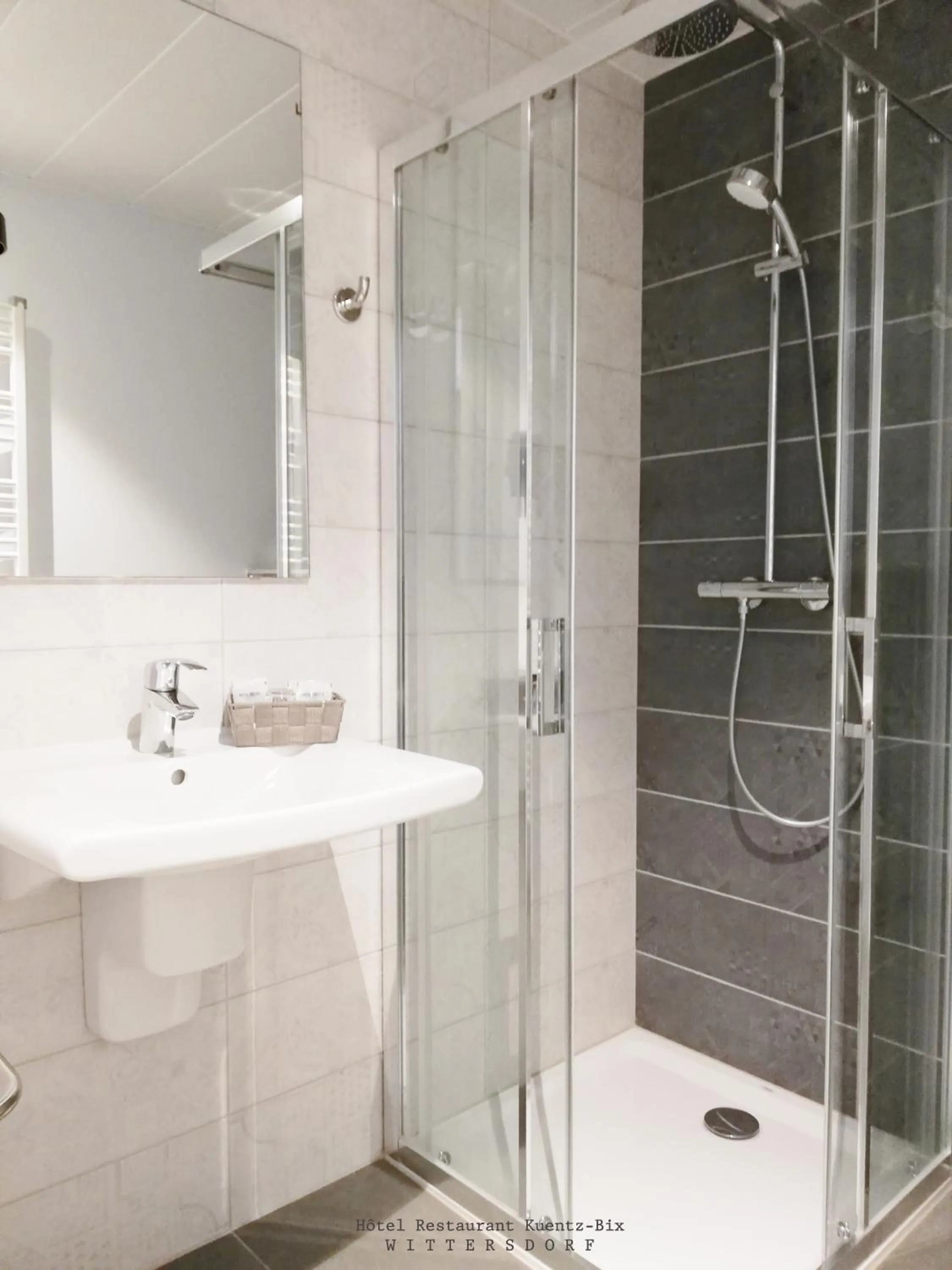 Bathroom in Hôtel Restaurant Kuentz