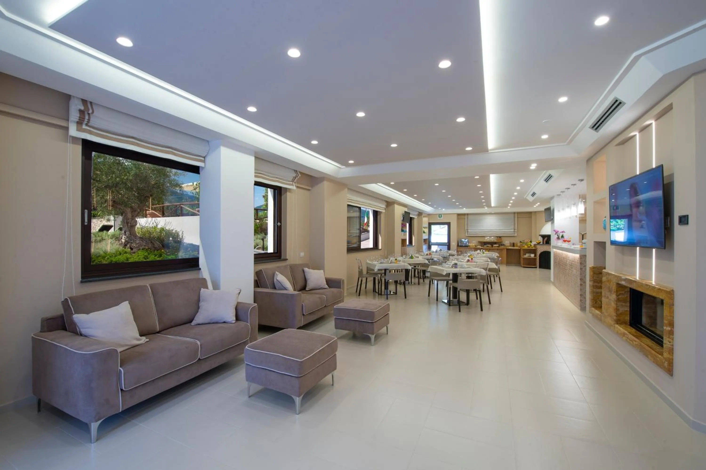 Communal lounge/ TV room in Villa Paradise Resort