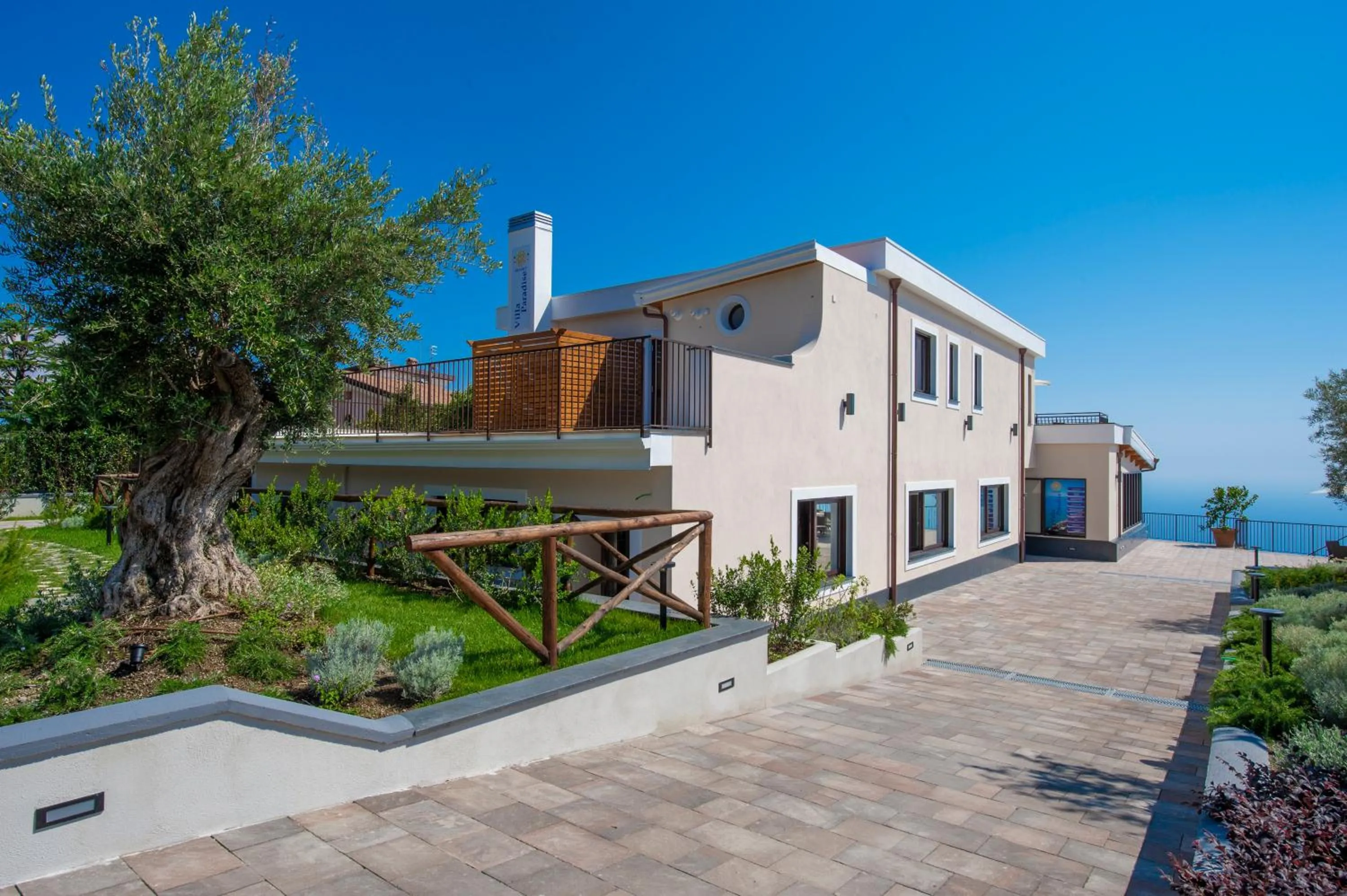 Facade/entrance in Villa Paradise Resort