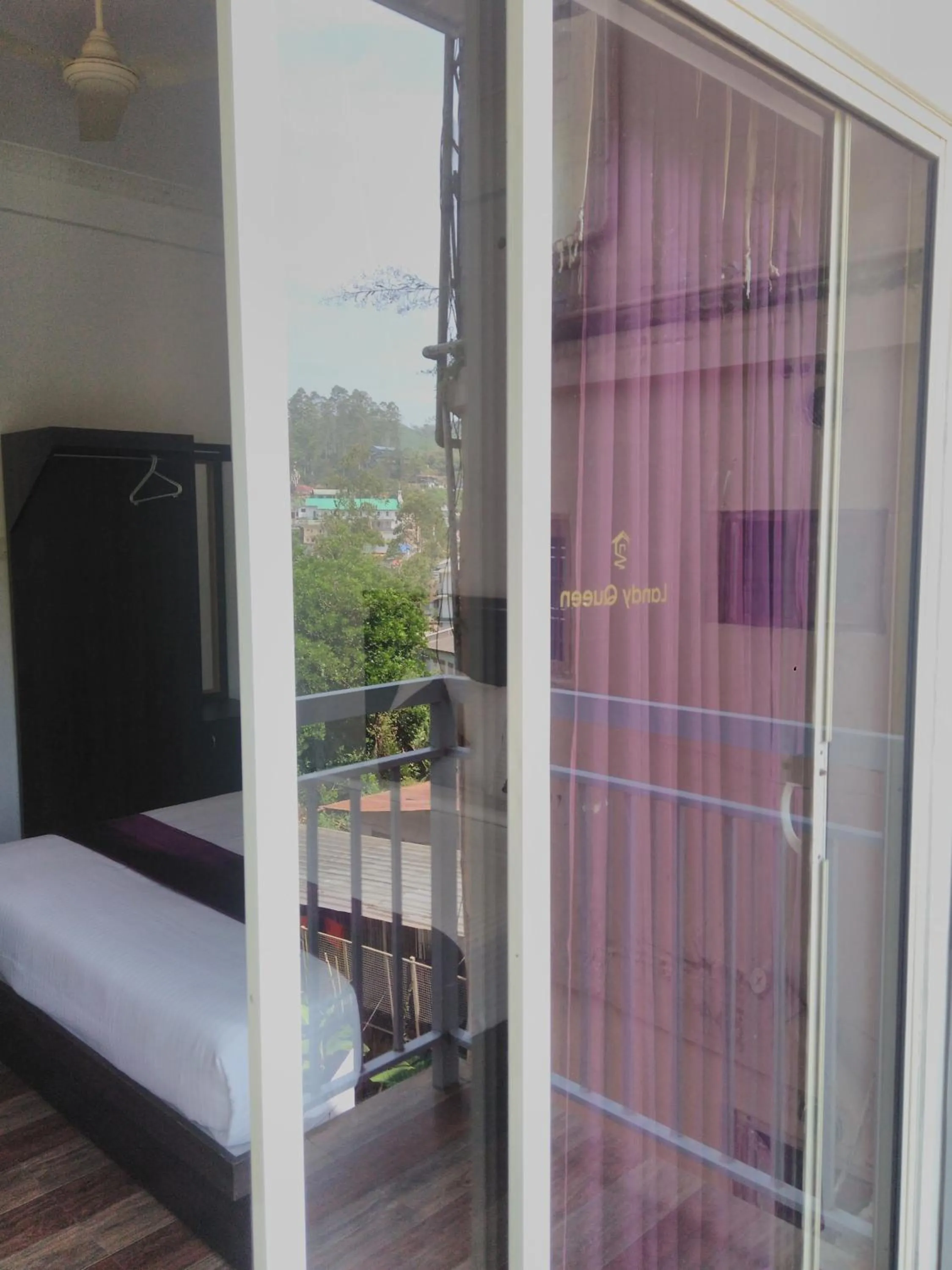 Property building, Bed in Landy Queen