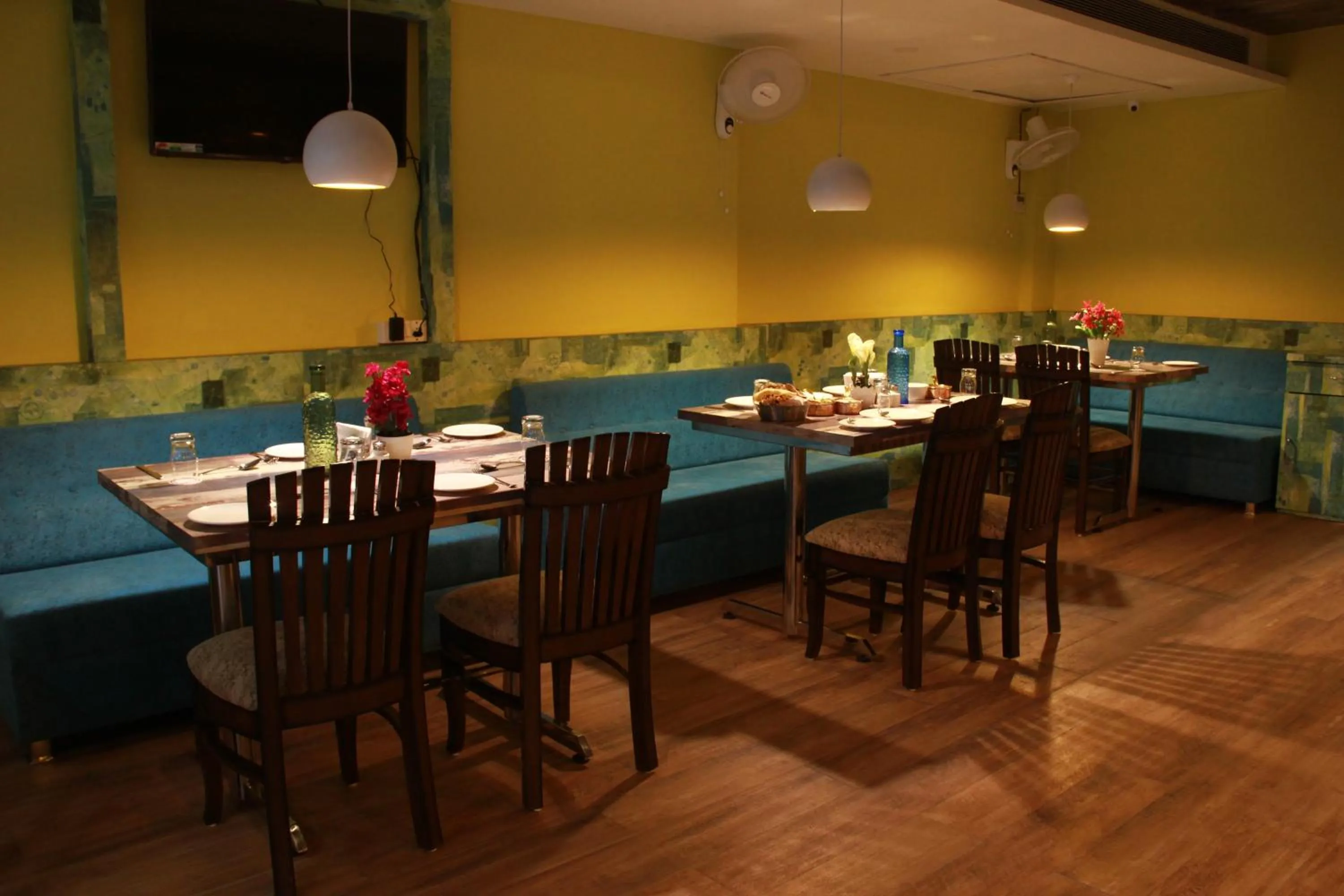 Restaurant/places to eat in Hotel Dayal Shree Paradise