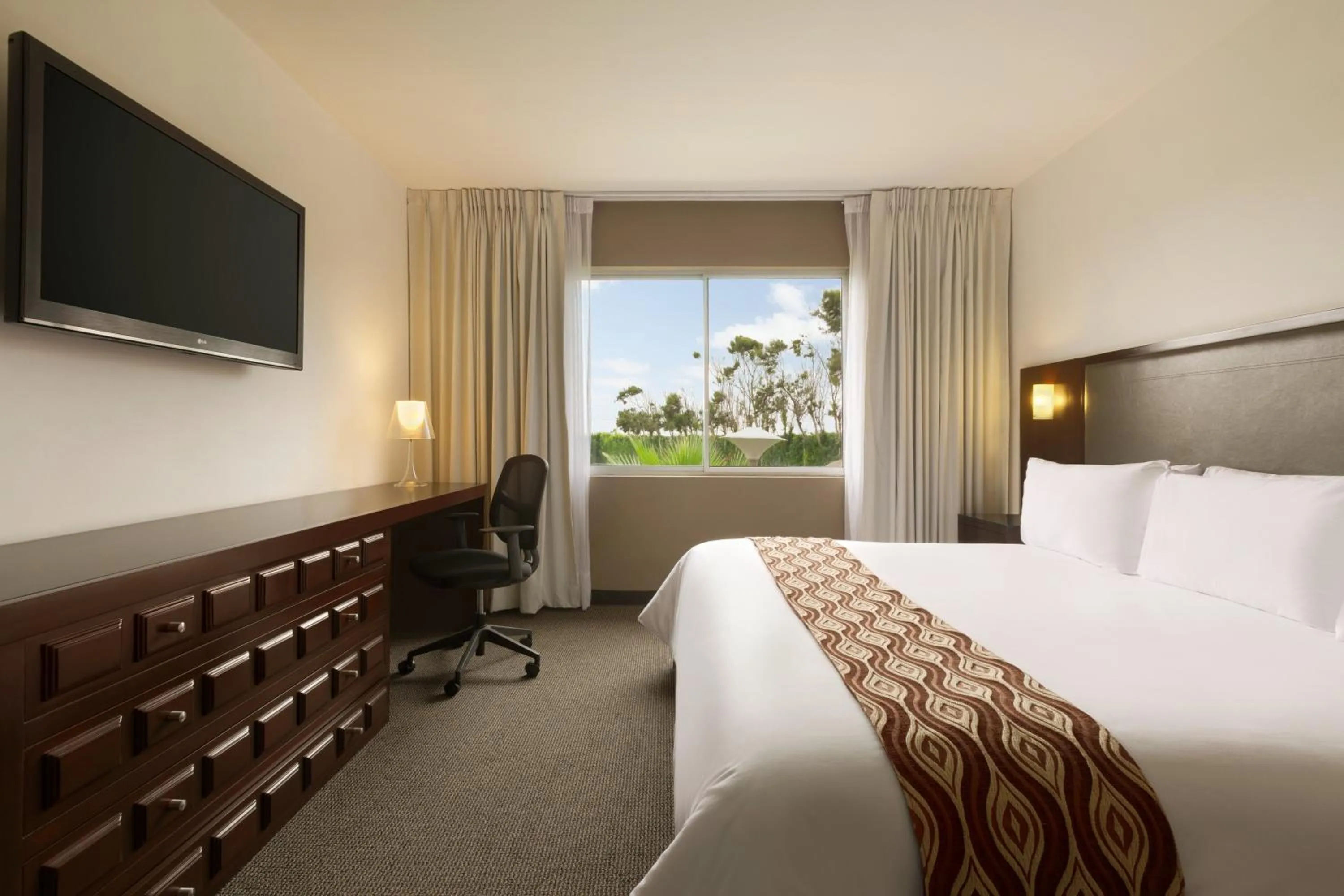 Bedroom, Bed in Wyndham Costa del Sol Trujillo