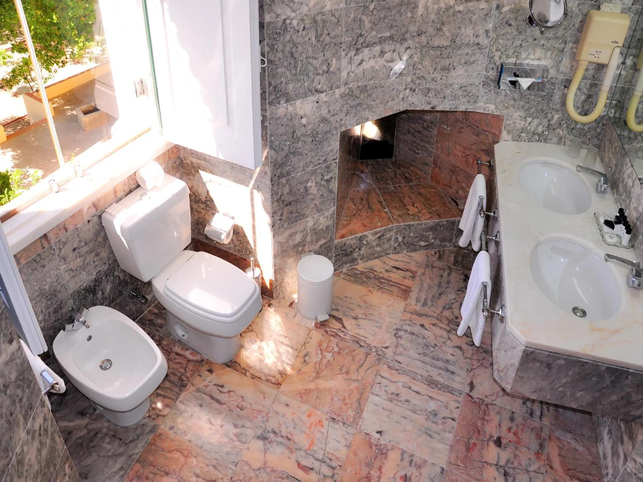 Bathroom in Pousada Castelo de Alvito