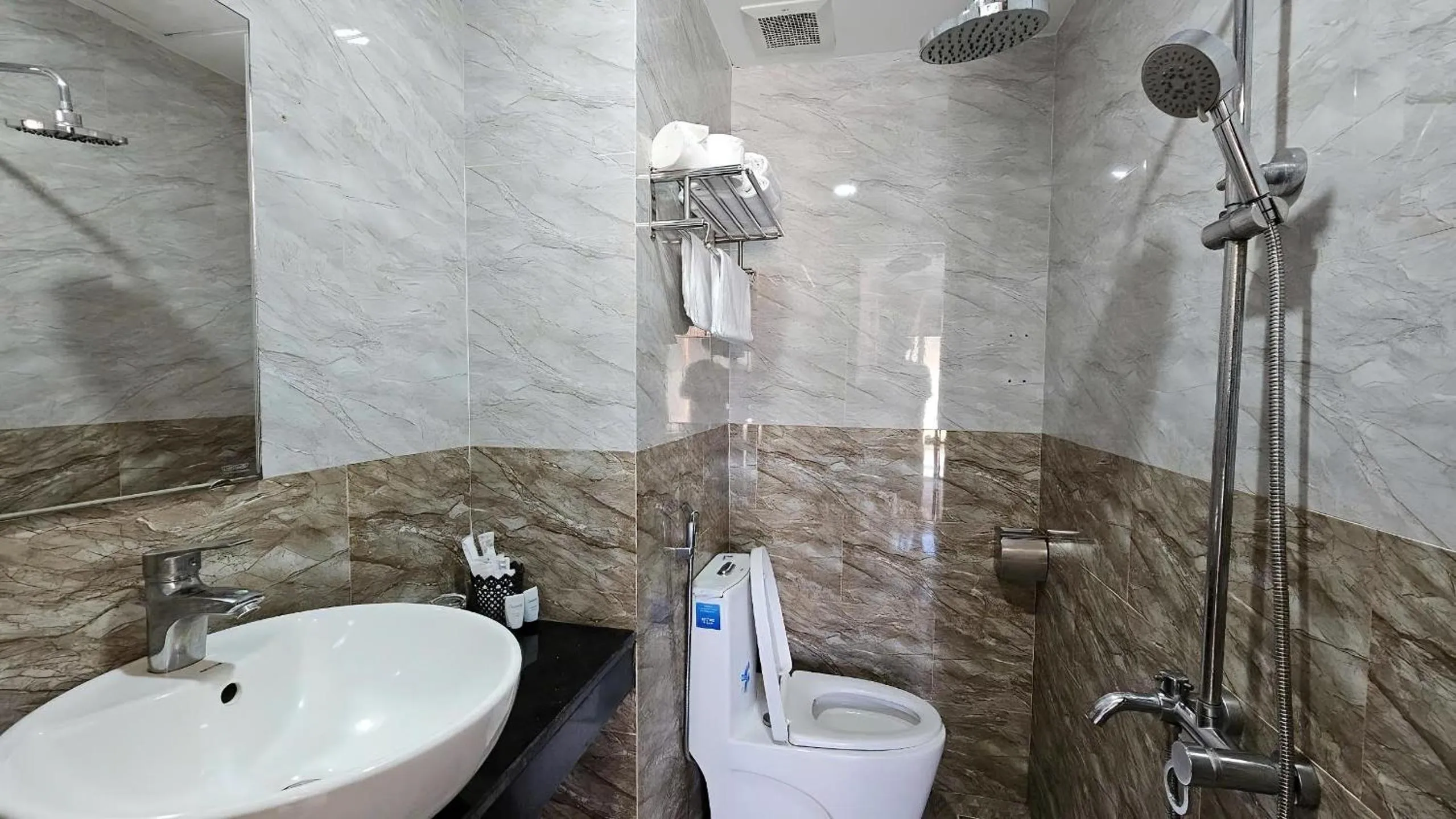 Shower in New Era Hotel & Apartments