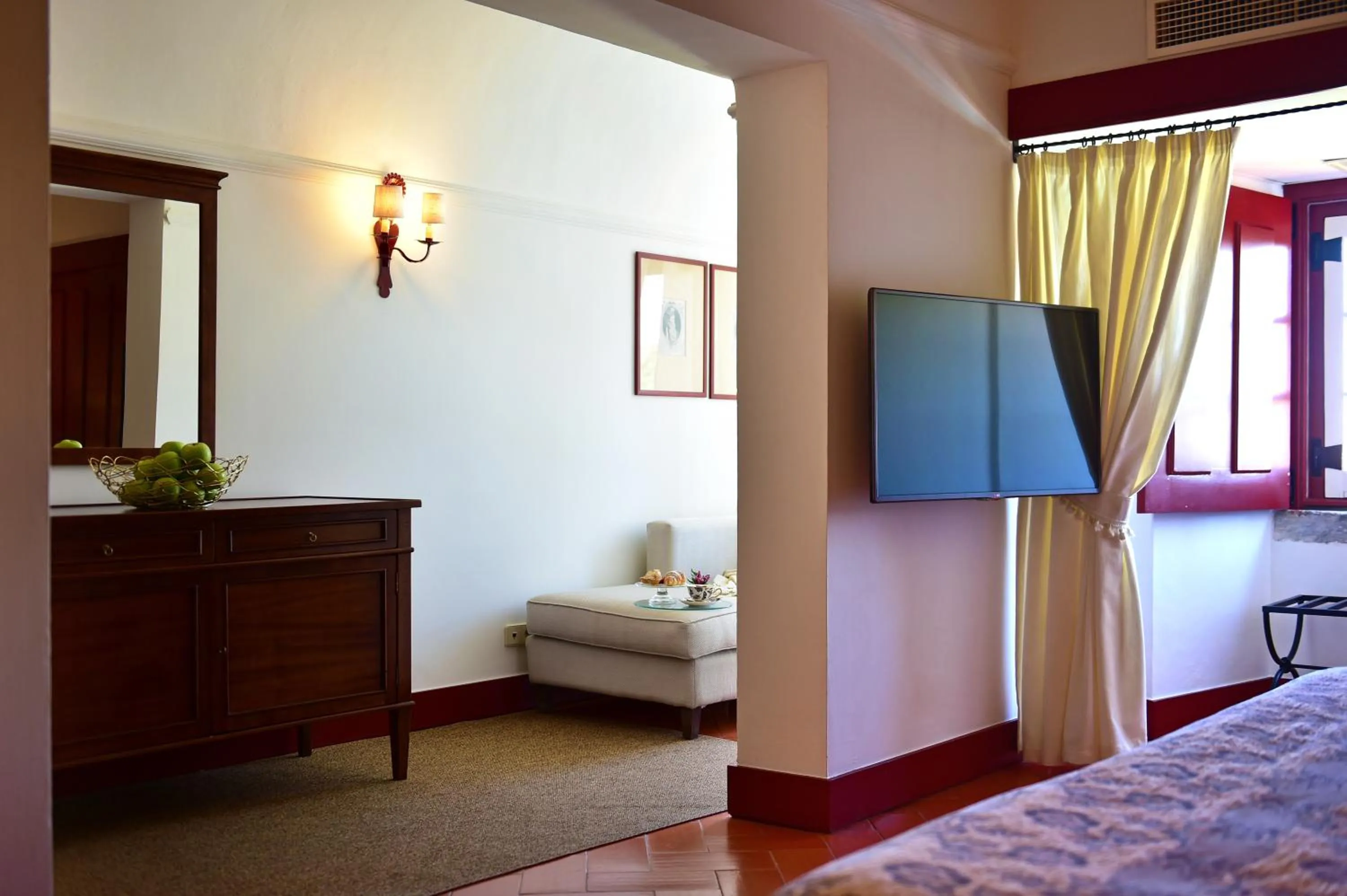 Photo of the whole room, Bed in Pousada Convento de Beja