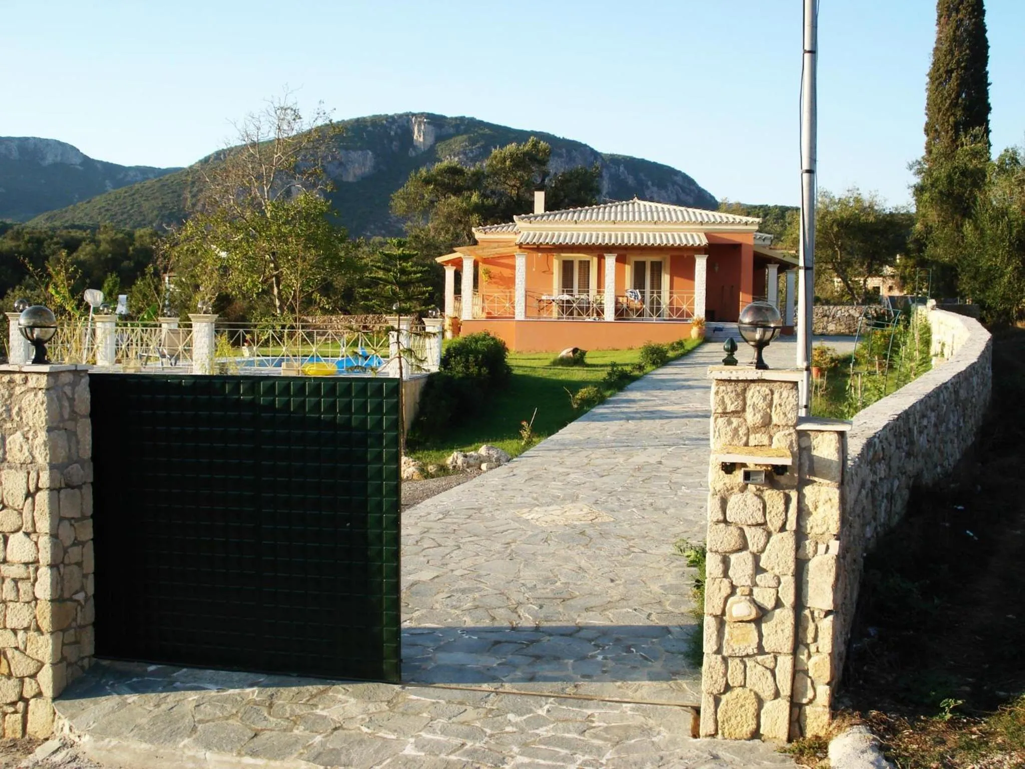 Facade/entrance in Villa Grecia